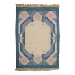 Schwedischer Teppich aus reiner Wolle. Geometrisches Muster in den Farben Blau, Weiß und Rosa.
