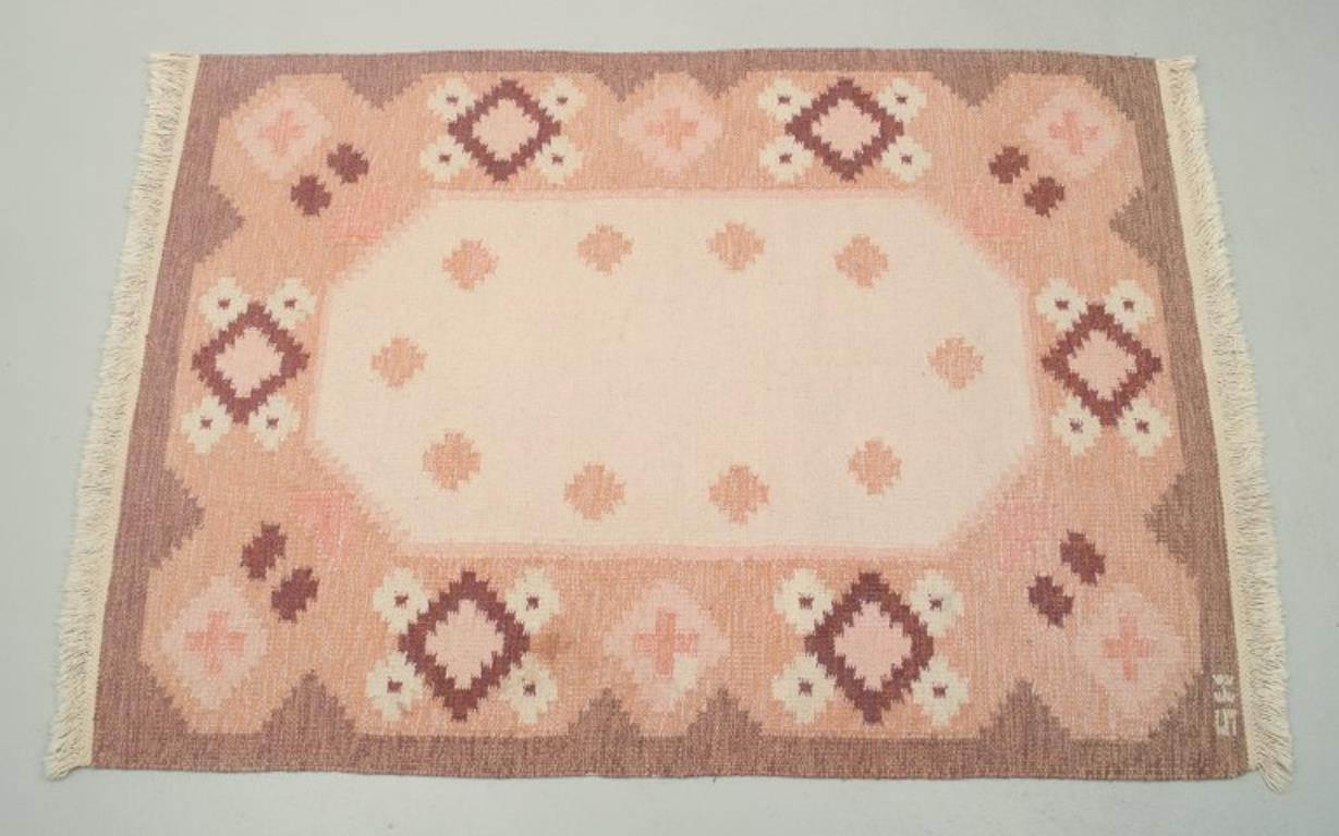 Swedish handwoven carpet in pure wool. Rölakan technique. 
Geometric pattern in white, brown, and light brown colors.
Mid-20th century.
Signed SH.
In excellent condition. Could benefit from cleaning.
Dimensions: 190 cm x 137 cm.
