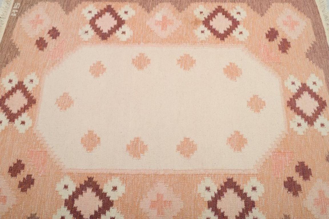 Swedish carpet in pure wool. Rölakan technique. Geometric pattern In Excellent Condition For Sale In Copenhagen, DK