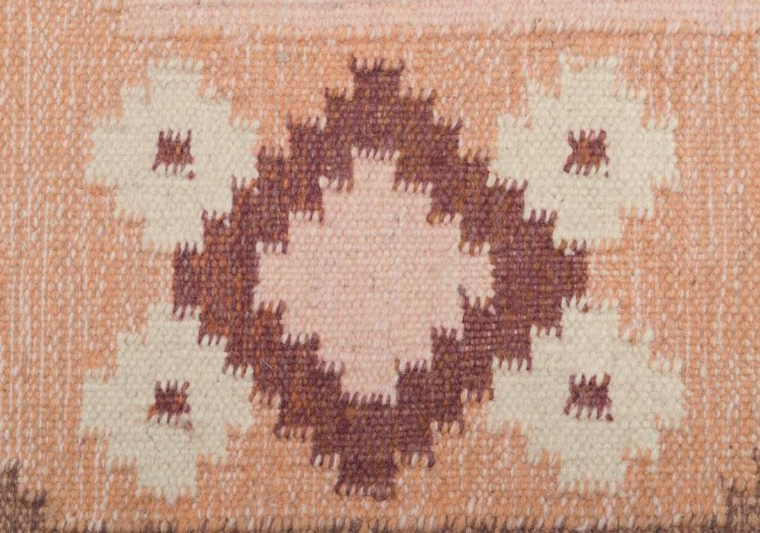 20th Century Swedish carpet in pure wool. Rölakan technique. Geometric pattern For Sale