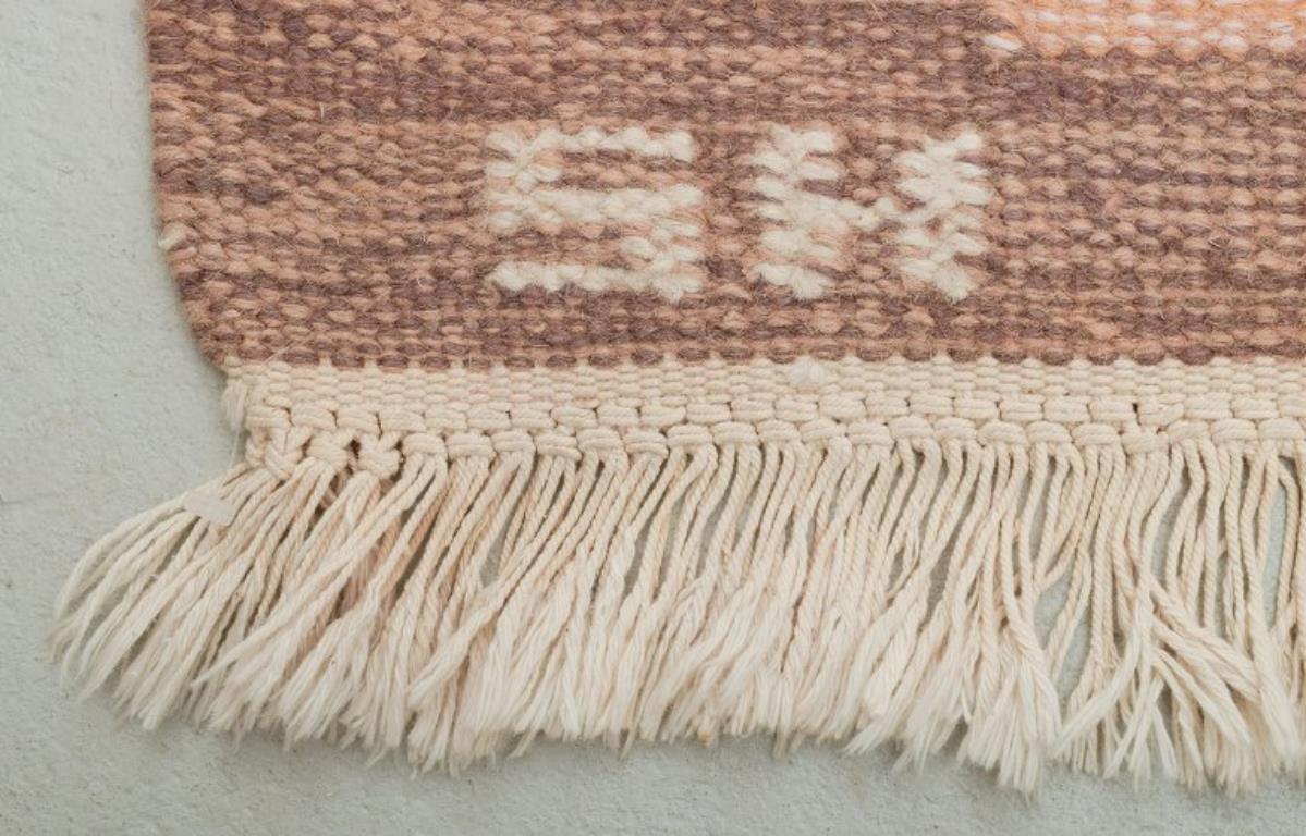 Wool Swedish carpet in pure wool. Rölakan technique. Geometric pattern For Sale