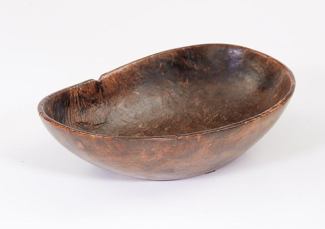 Swedish Carved Burl Bowl In Good Condition For Sale In Greenwich, CT