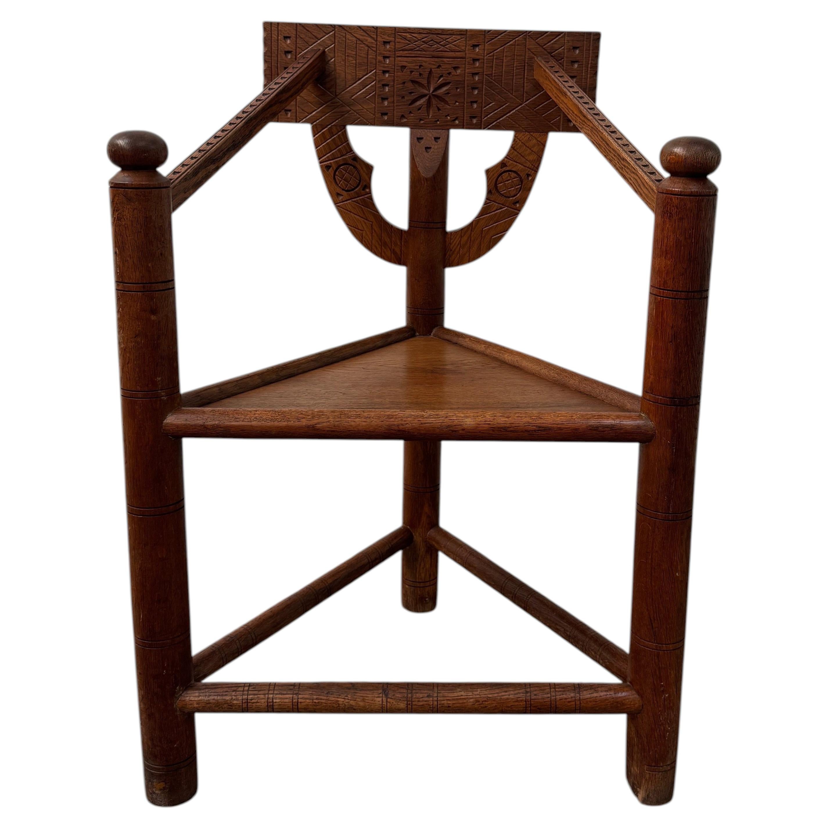 Chaise suédoise en chêne sculpté, signée Bernhardt Hoettger
