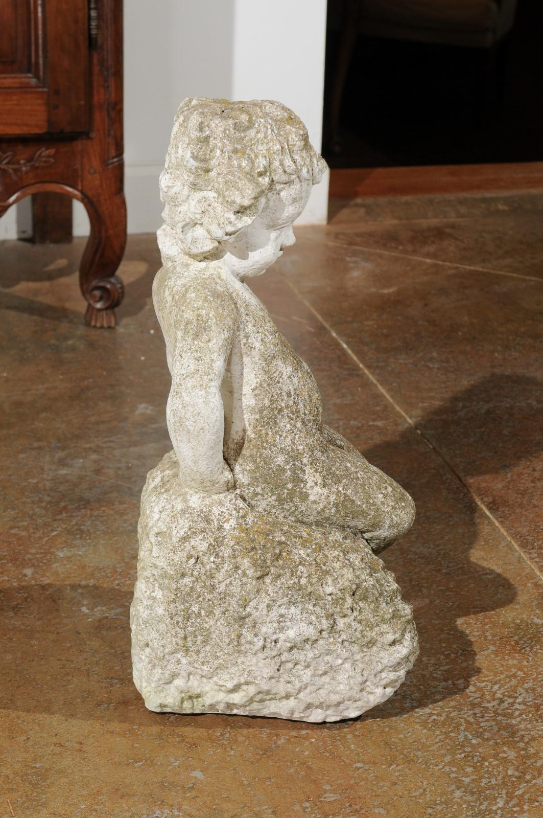 Sculpture de jardin suédoise en pierre sculptée représentant un putto assis sur une roche, 20ème siècle en vente 5