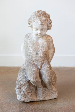 Schwedische geschnitzte Stein-Gartenskulptur einer Putte, die auf einem Fels sitzt, 20. Jahrhundert