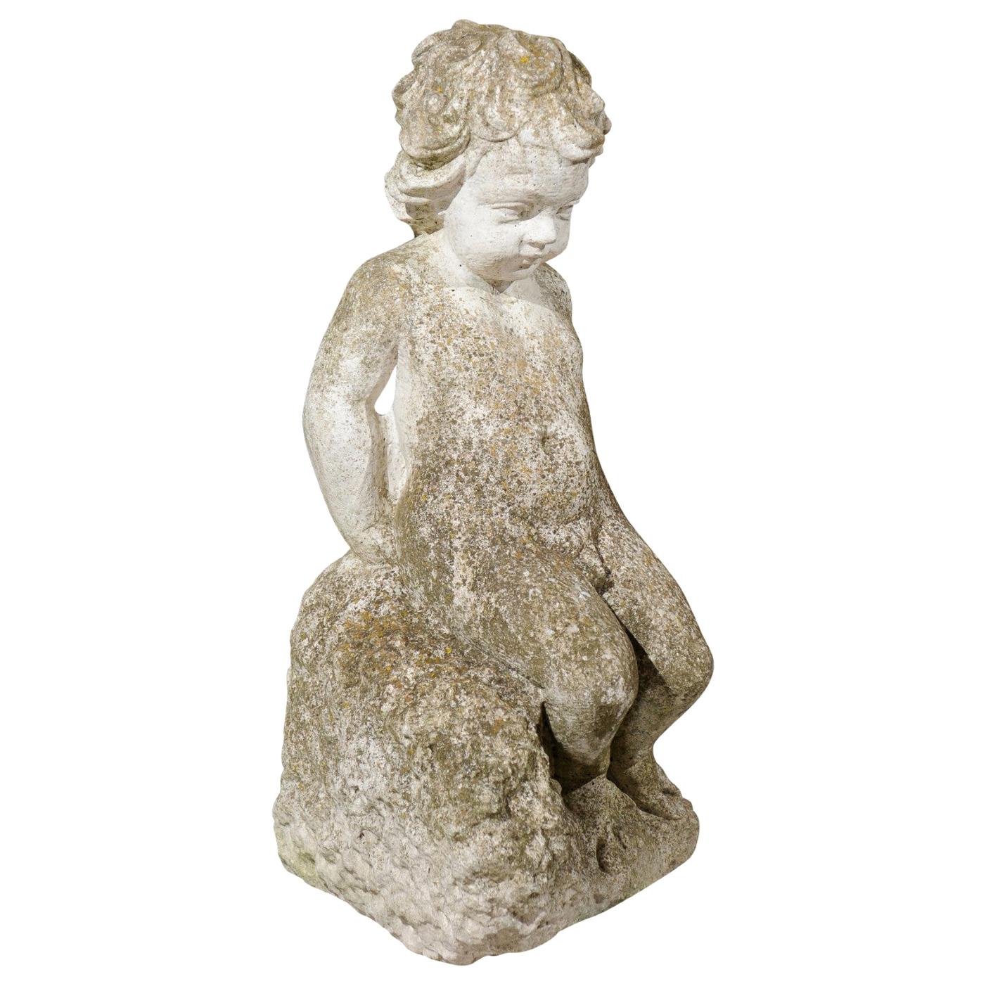 Sculpture de jardin suédoise en pierre sculptée représentant un putto assis sur une roche, 20ème siècle