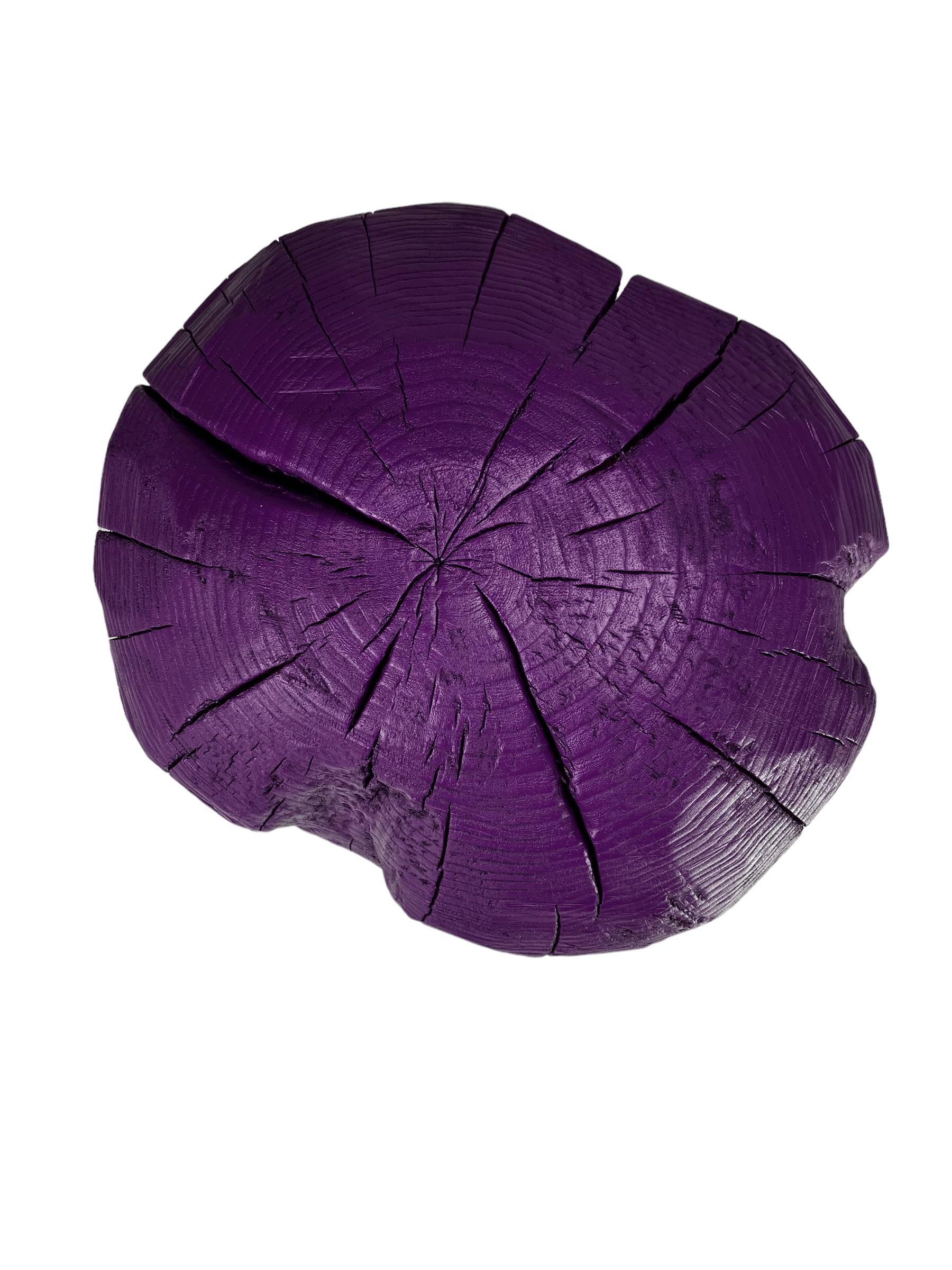 Schwedischer geschnitzter Holzhocker „Purple Raw Cut“ von ELAKFORM (Organische Moderne) im Angebot