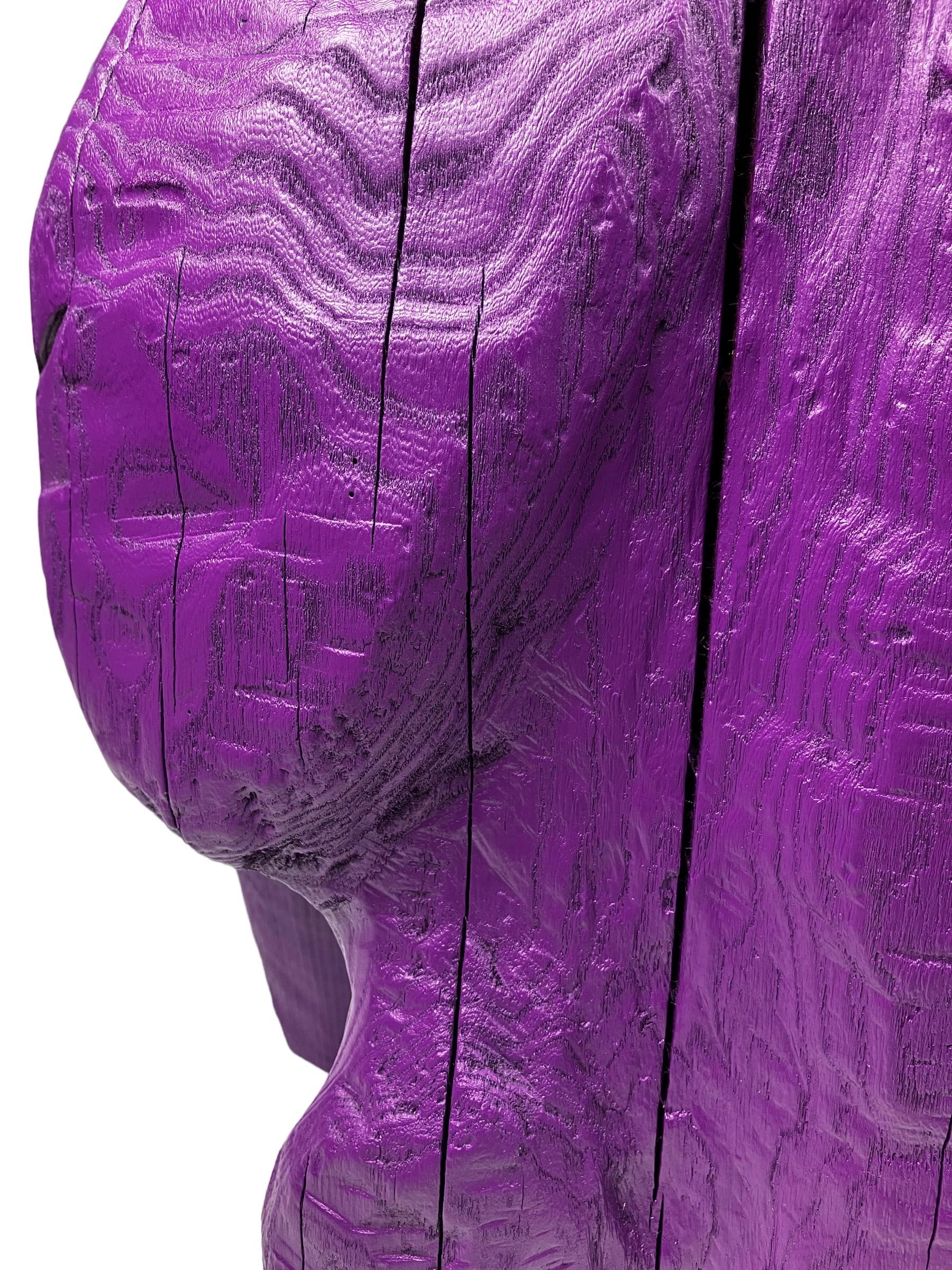 Schwedischer geschnitzter Holzhocker „Purple Raw Cut“ von ELAKFORM (Geschnitzt) im Angebot