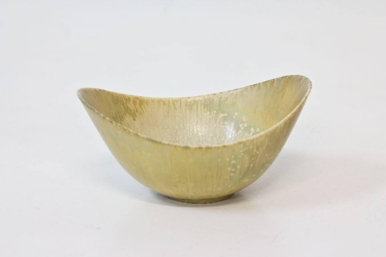 Organic stoneware bowl designed by Gunnar Nylund for Rörstrand, Sweden.
Handthrown during the 1950s. Yellowish, sand color mixed with light green. Signed
with initials of ceramist. Second line of production. Very good condition with minor wear.