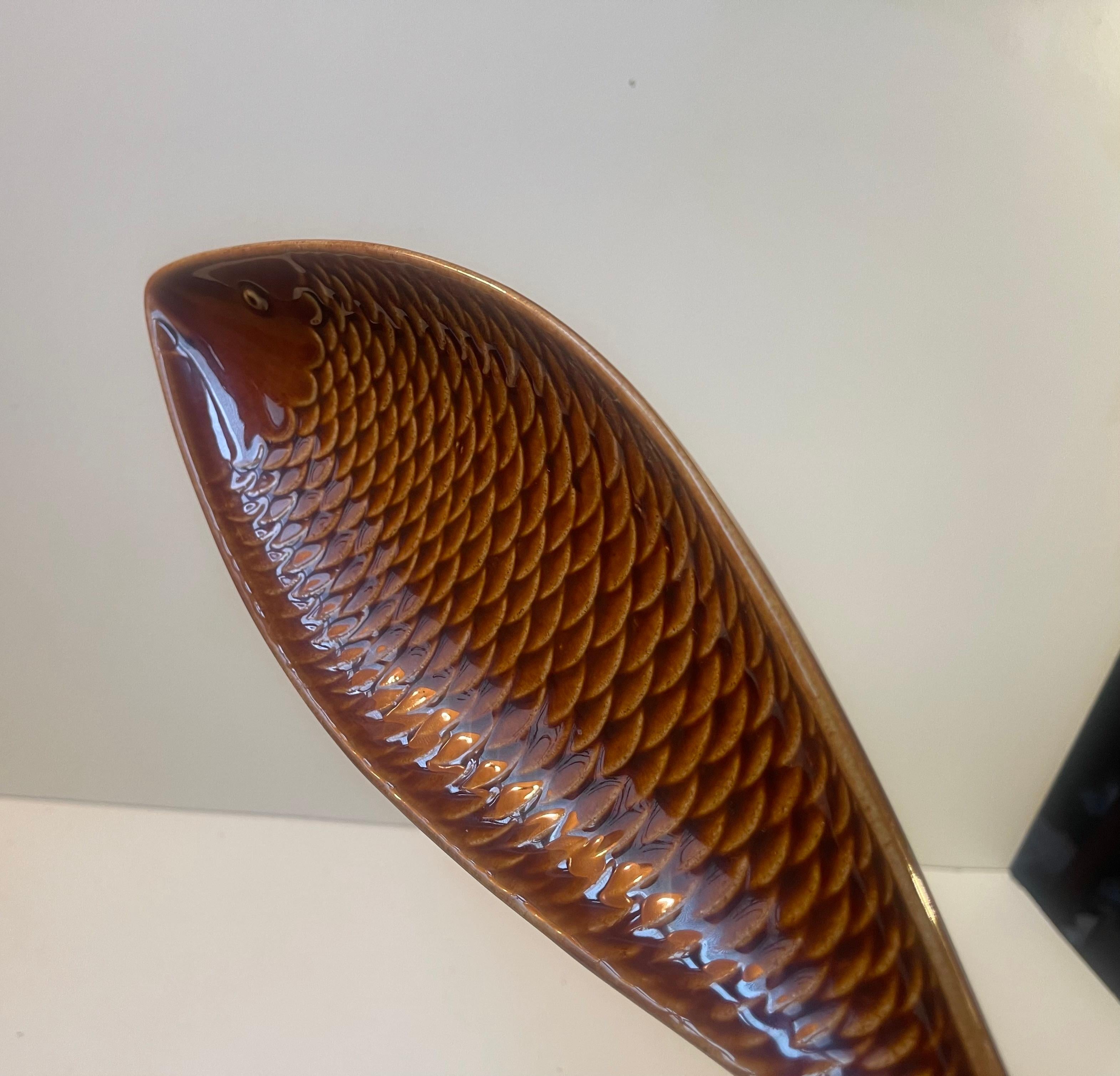 Plateau décoratif en forme de poisson - Bol par le céramiste suédois Stig Lindberg. Fabriqué par Gustavsberg à la fin des années 1950 et au début des années 1960. Glaçure brune croustillante et détails magnifiques. Estampillé Gustavsberg et signé SL