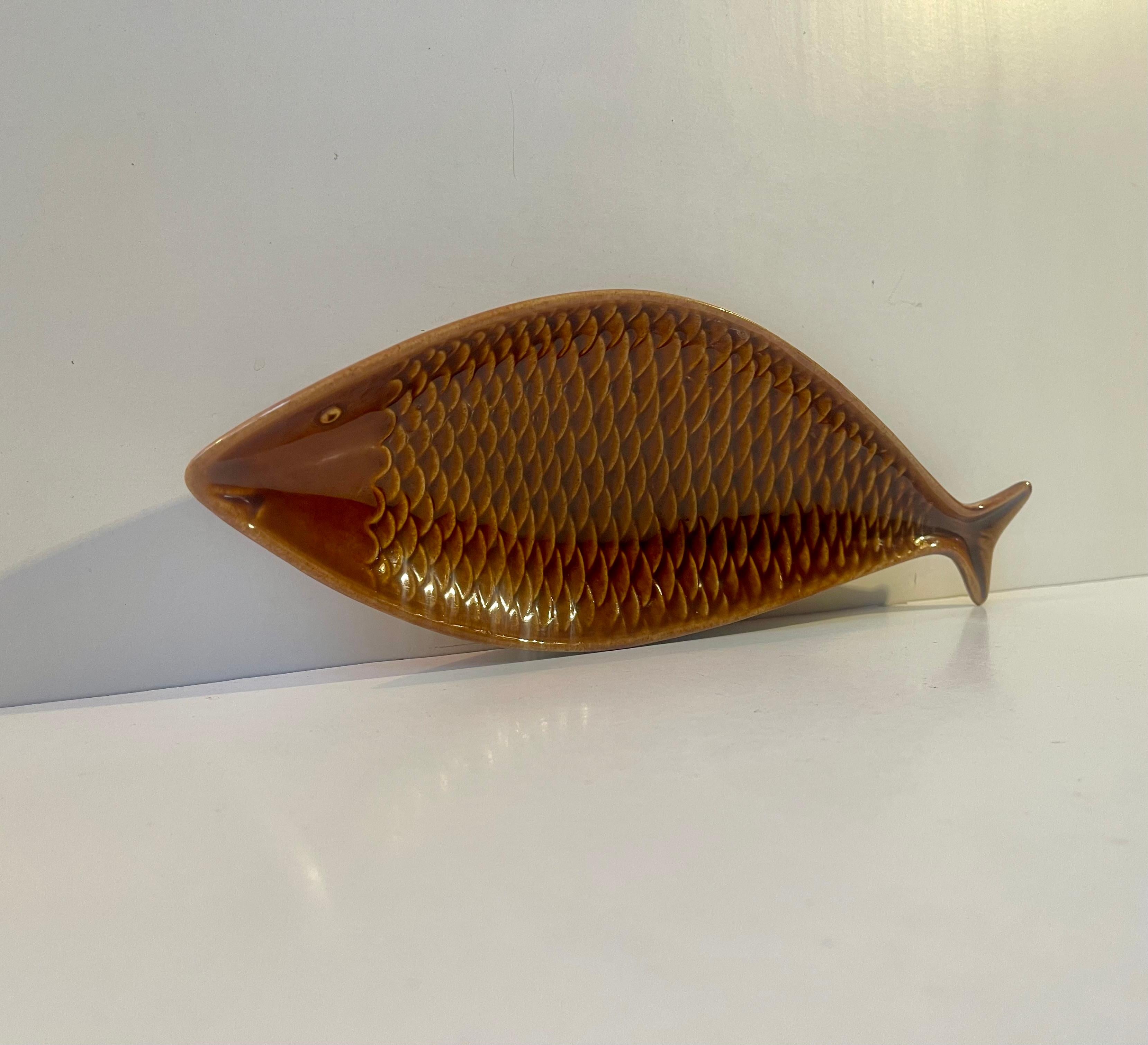 Mid-Century Modern Plateau en forme de poisson en céramique suédoise par Stig Lindberg pour Gustavsberg, années 1960 en vente
