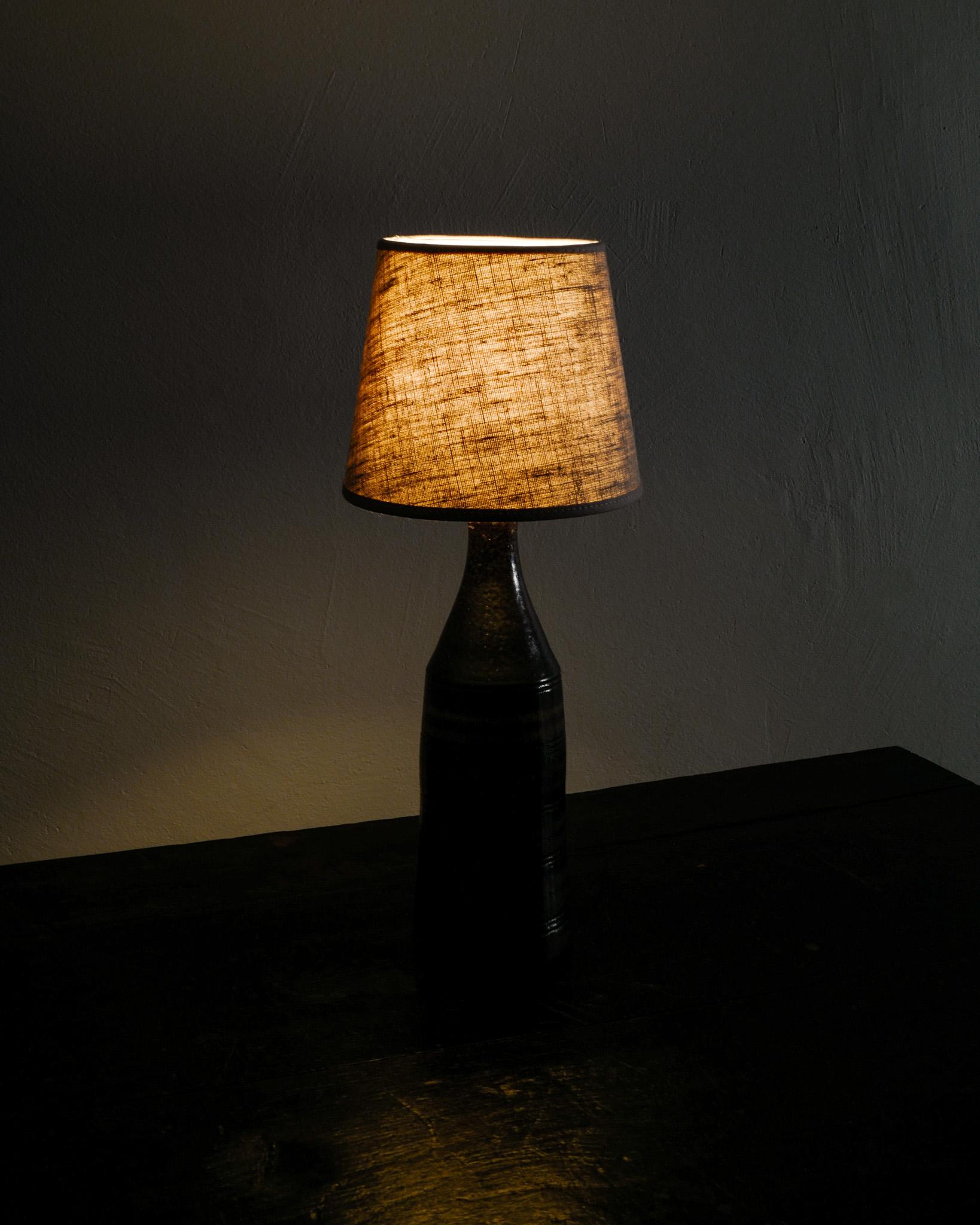 Lampe de table en céramique suédoise en grès par Arthur Andersson pour Wallåkra, années 1940 Bon état - En vente à Stockholm, SE