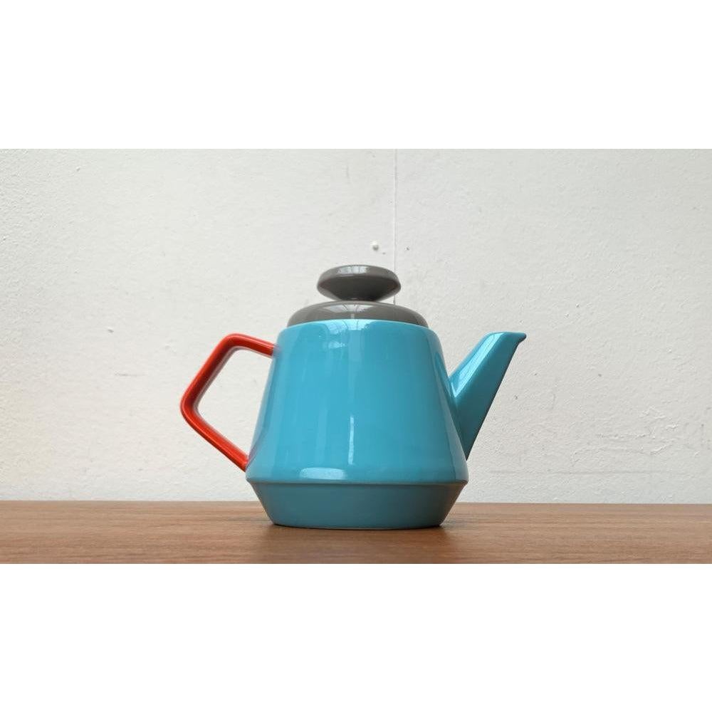 Schwedische Tee- oder Kaffeekanne aus Keramik von Ann-Carin Wiktorsson für Sagaform, 2000er Jahre, in tadellosem Zustand. Entworfen im Jahr 2000 Dieses Stück ist mit einer Kennzeichnung versehen und vollständig authentisch. 

Zusätzliche