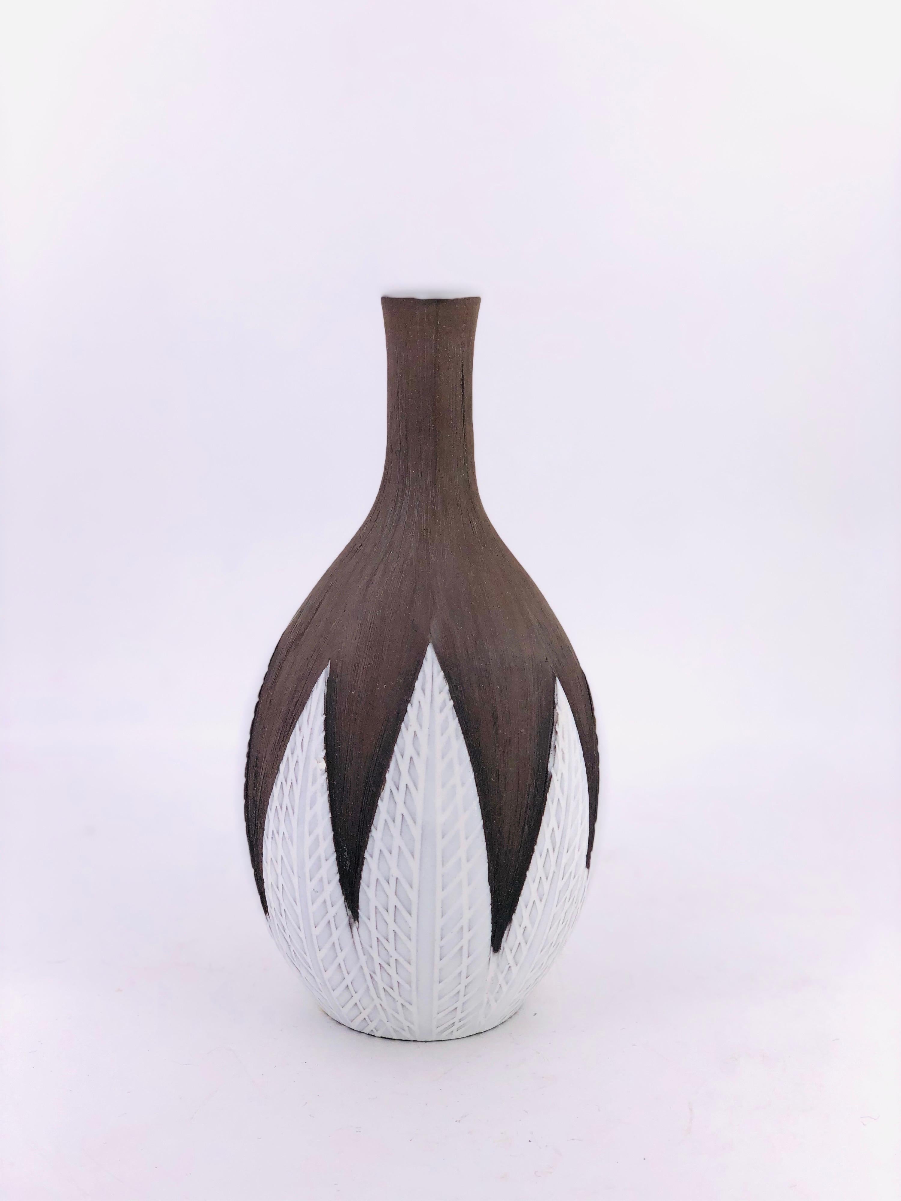Marked UE 1018 ALT Vase. This Upsala Ekeby Studios, Sweden Mid-Century Modern piece is part of Anna-Lisa Thomson's work from her 1951 Paprika series. Measures approximate: 10