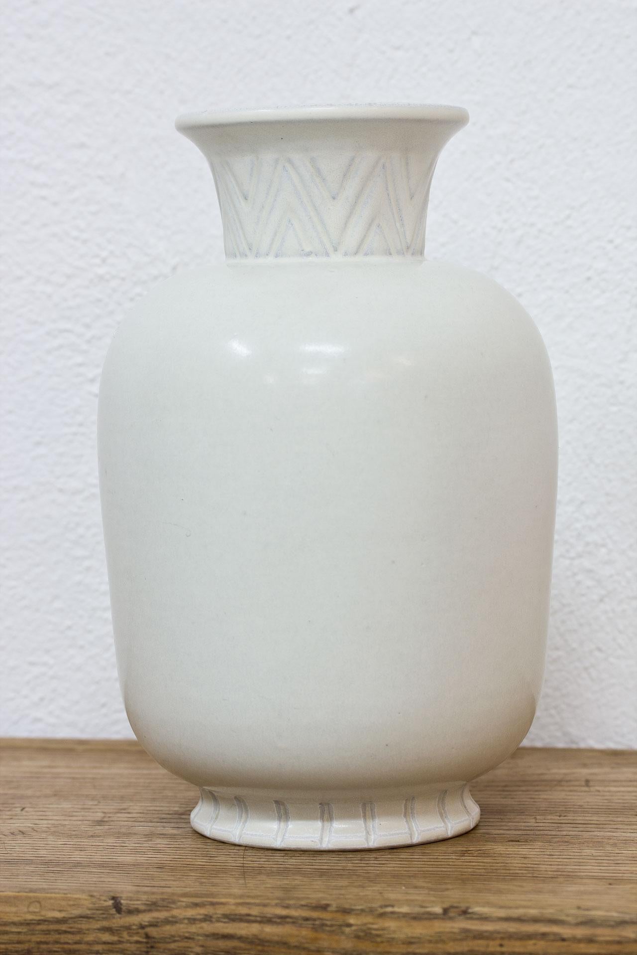 Stoneware vase designed by Gunnar Nylund, hand thrown at Rörstrand in Sweden during
the 1940s. White glaze with incised pattern on neck and base. Hand signed.