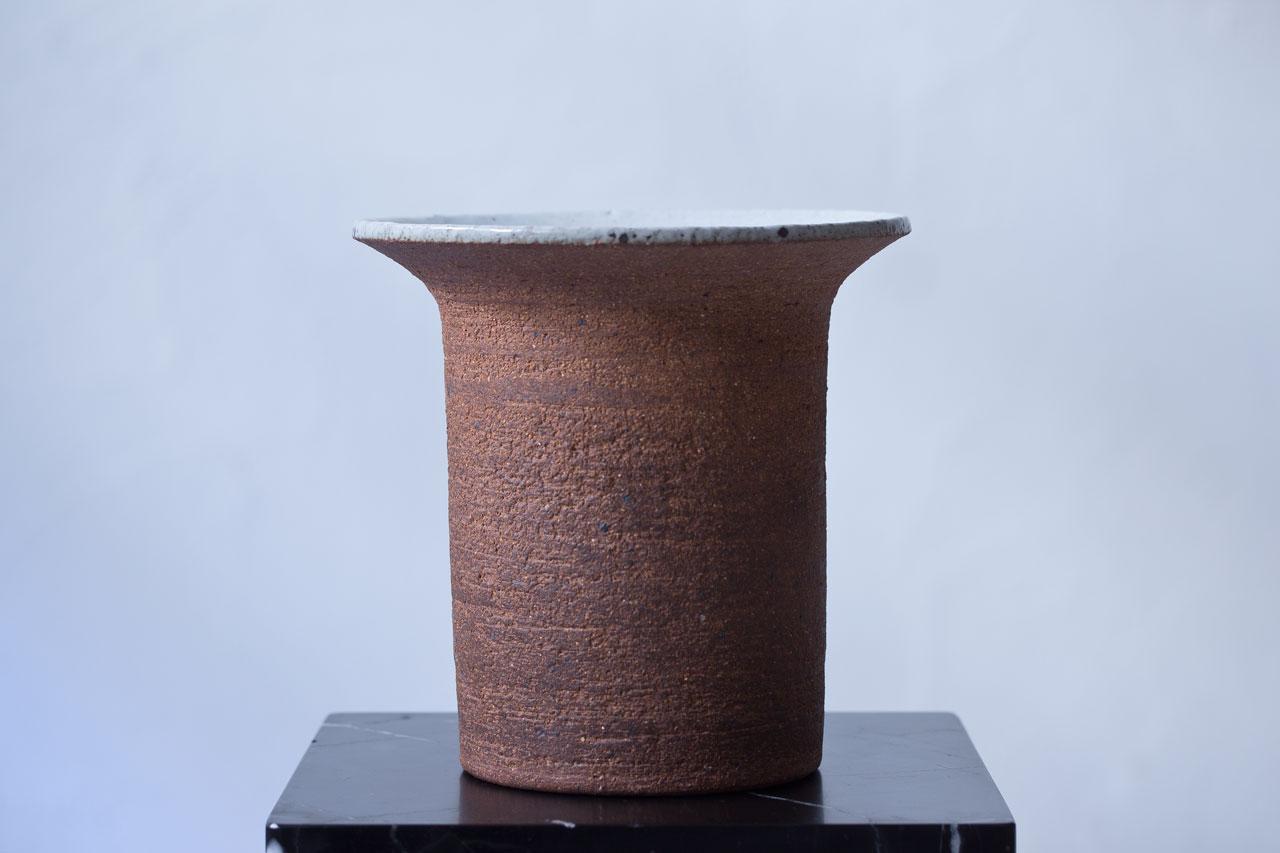 Large and beautiful unique stoneware vase by Lisa Larson. Circa 1980s. Made from chamotte clay with the inside glazed.
Hand made at Lisa Larson studio in Gustavsberg, Sweden.

Striking vase with lovely rough surface in Lisa's favorite chamotte clay.