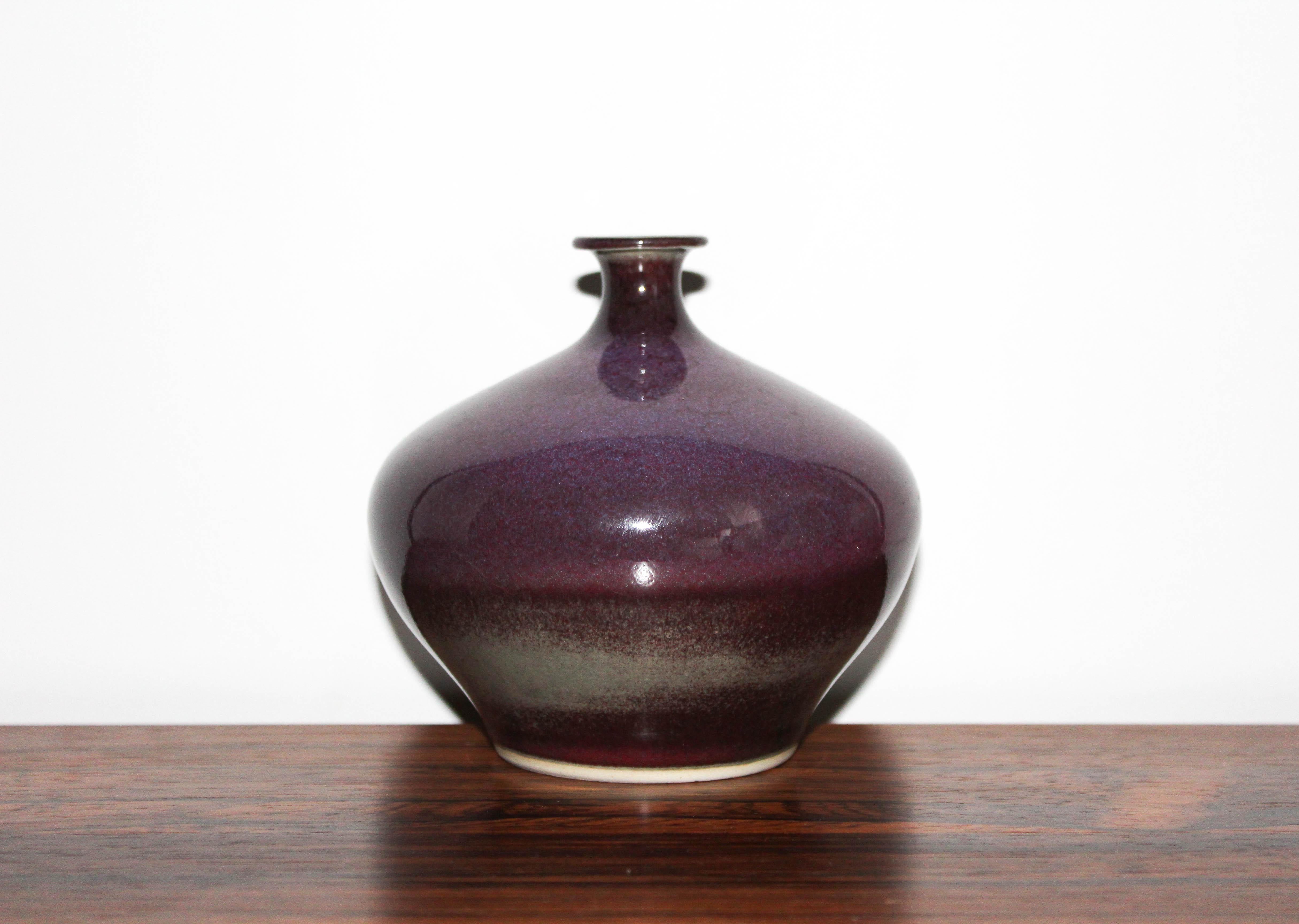 Midcentury ceramic vase by Swedish design Sven Hofverberg. Excellent vintage condition. Marked SH.