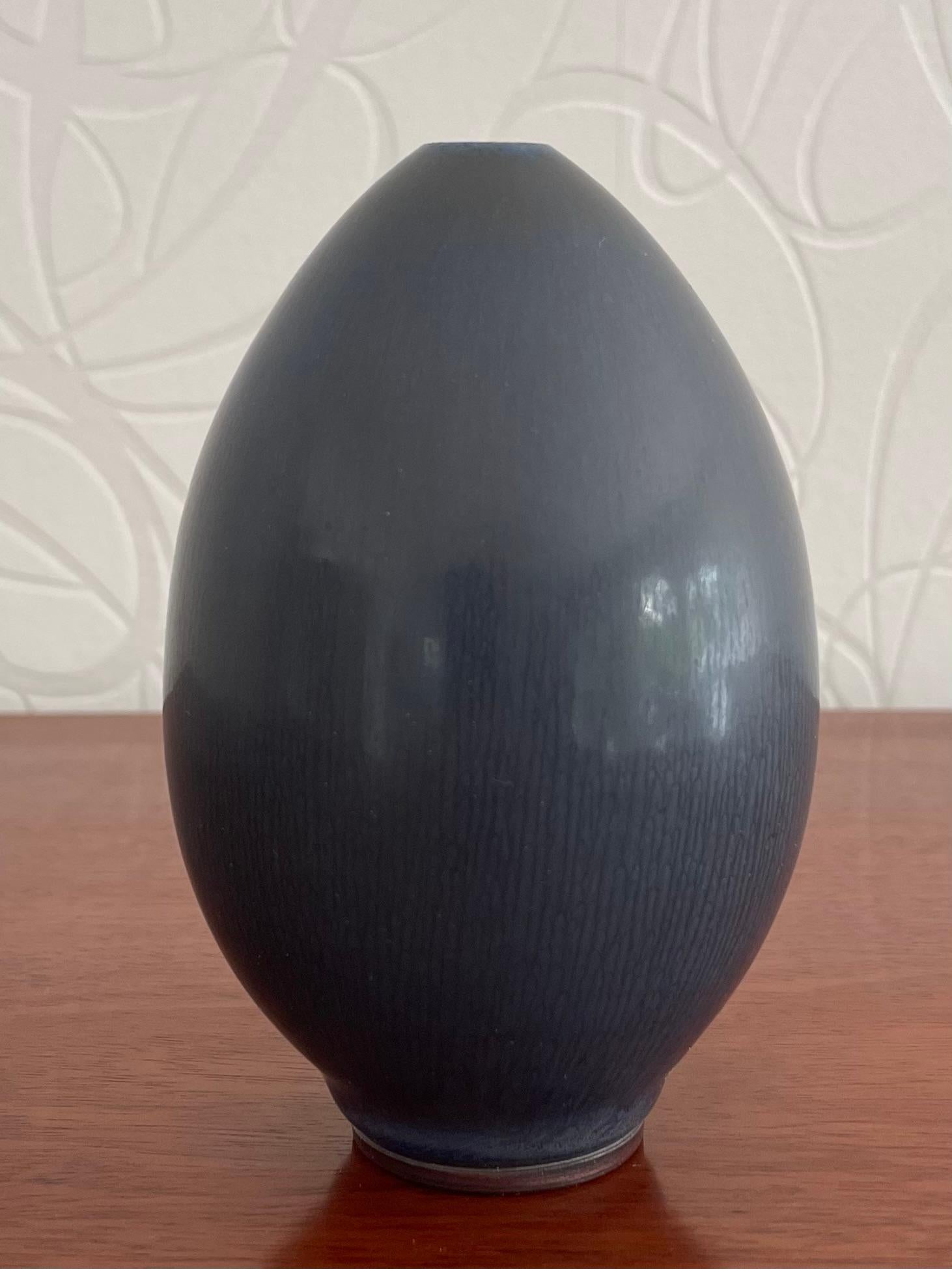 Questo è il vaso Berndt Friberg del 1953 in ottime condizioni di Gustavsberg. 
Si presenta con una bellissima pelliccia di lepre smaltata in una tonalità di blu che cambia a seconda della direzione in cui cade la luce nella stanza, e anche a seconda