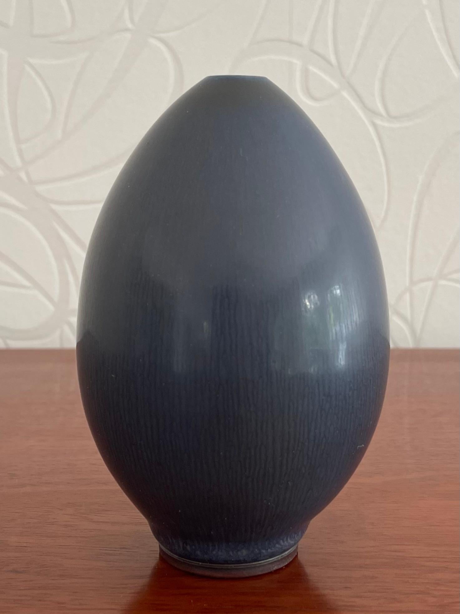 Scandinavo moderno Vaso in ceramica svedese con smalto blu a pelo di lepre di Berndt Friberg per Gustavsberg in vendita