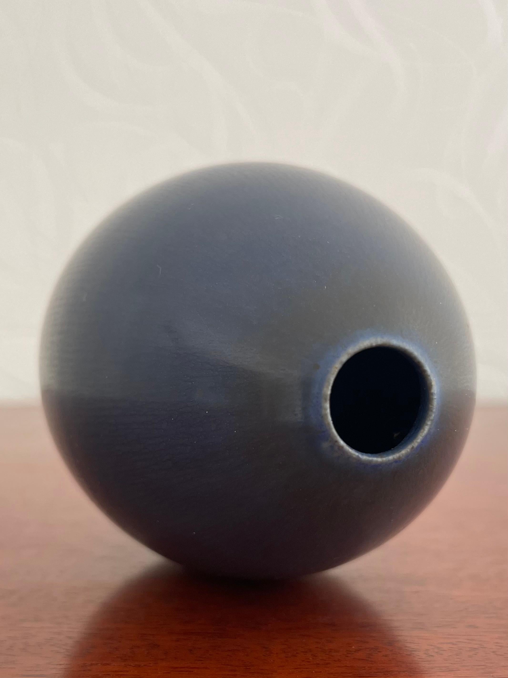 Smaltato Vaso in ceramica svedese con smalto blu a pelo di lepre di Berndt Friberg per Gustavsberg in vendita
