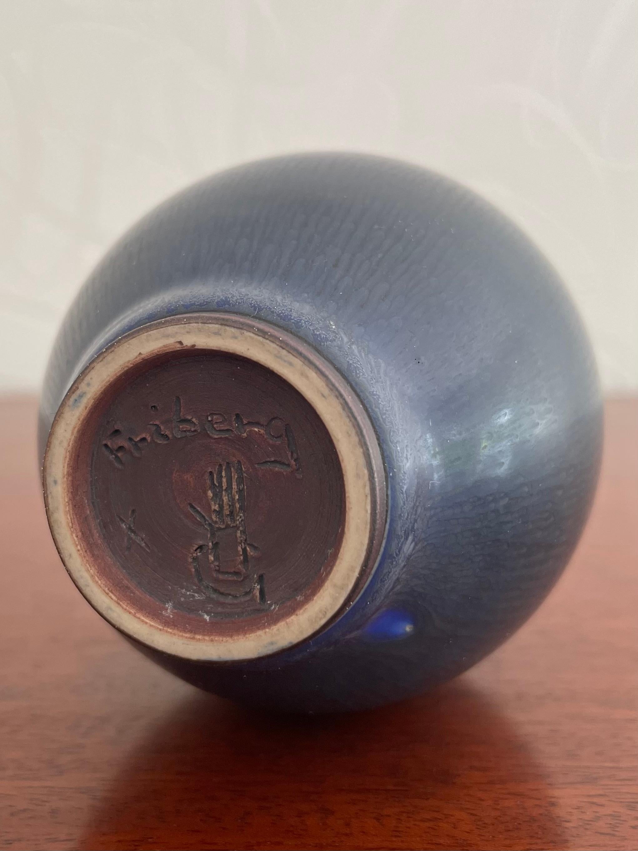 Metà XX secolo Vaso in ceramica svedese con smalto blu a pelo di lepre di Berndt Friberg per Gustavsberg in vendita