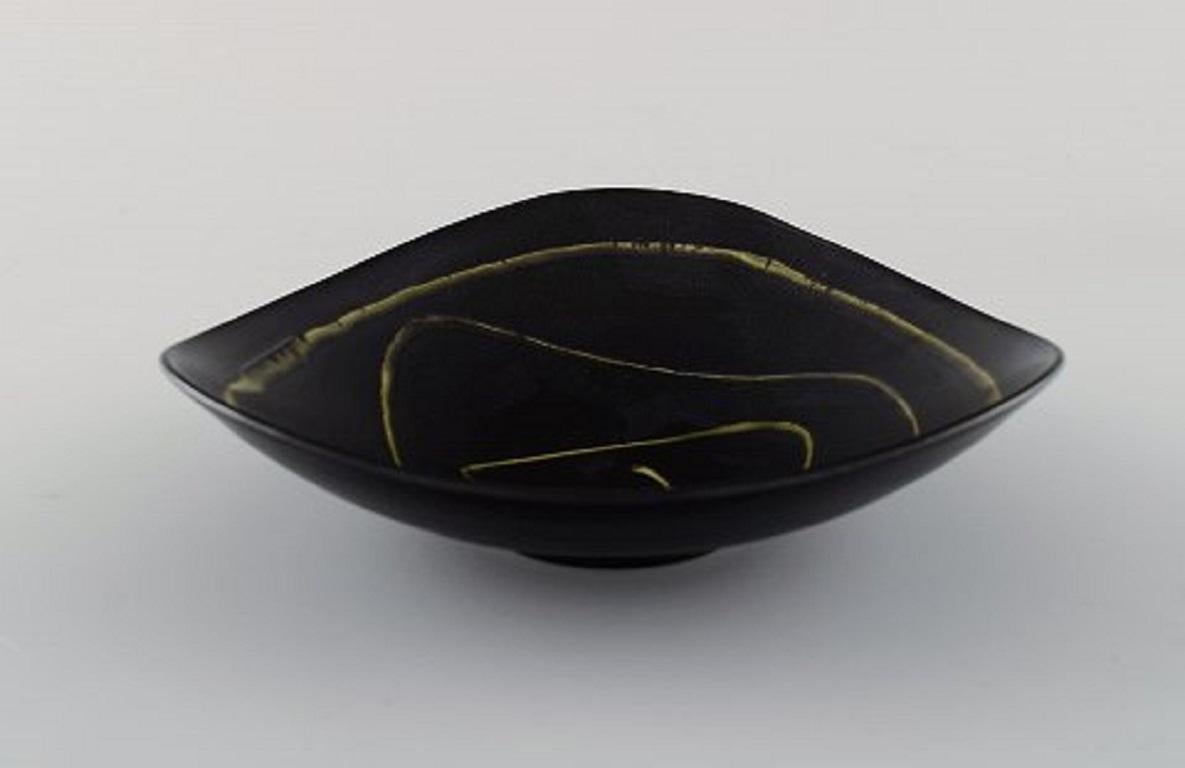Schwedischer Keramiker. Schale aus schwarz glasierter Keramik mit abstraktem Motiv, 1950er-1960er Jahre.
Maße: 17 x 4,5 cm.
In ausgezeichnetem Zustand.