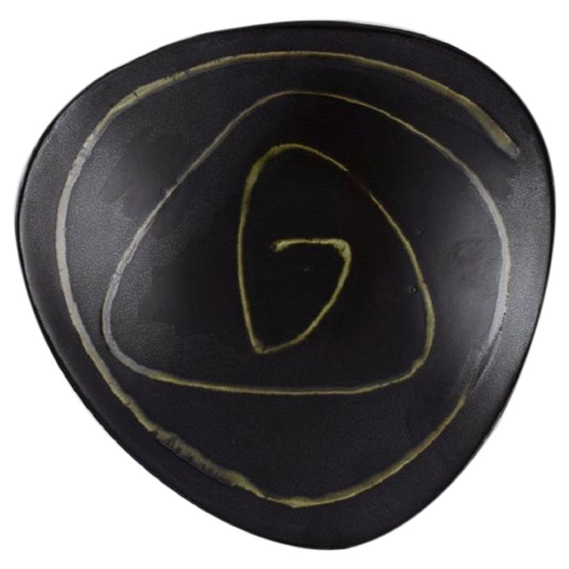 Ceramista sueco, cuenco de cerámica esmaltada negra con motivo abstracto en venta