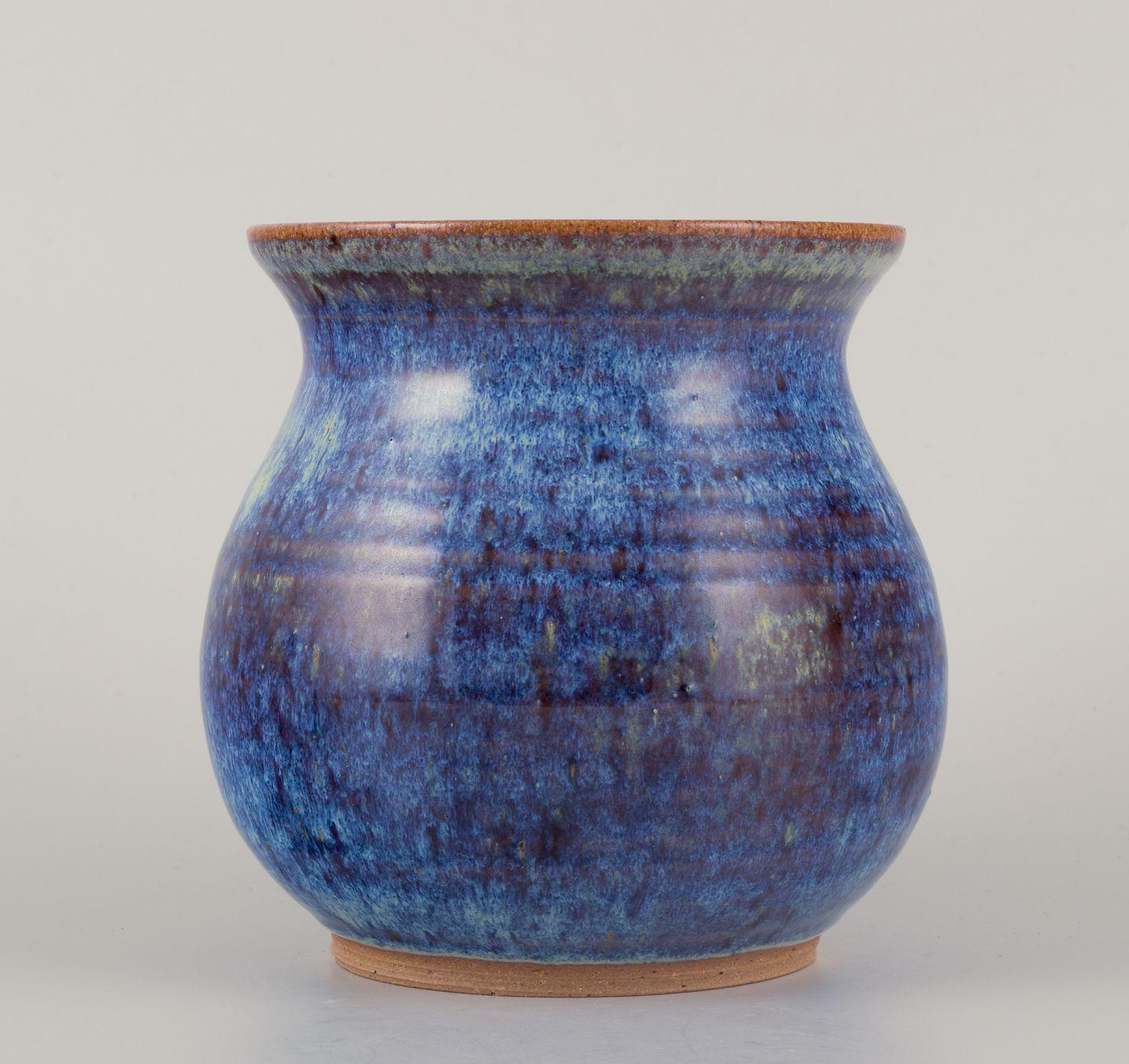 LES PRODUITS D'OCCASION SONT EXEMPTS DE DROITS DE DOUANE POUR LES CLIENTS DES ETATS-UNIS, DU ROYAUME-UNI, DE L'AUSTRALIE ET DU CANADA.   
PAR CONSÉQUENT, AUCUN DROIT D'IMPORTATION NE SERA APPLICABLE À VOTRE ACHAT. 

Céramiste suédois.
Vase en