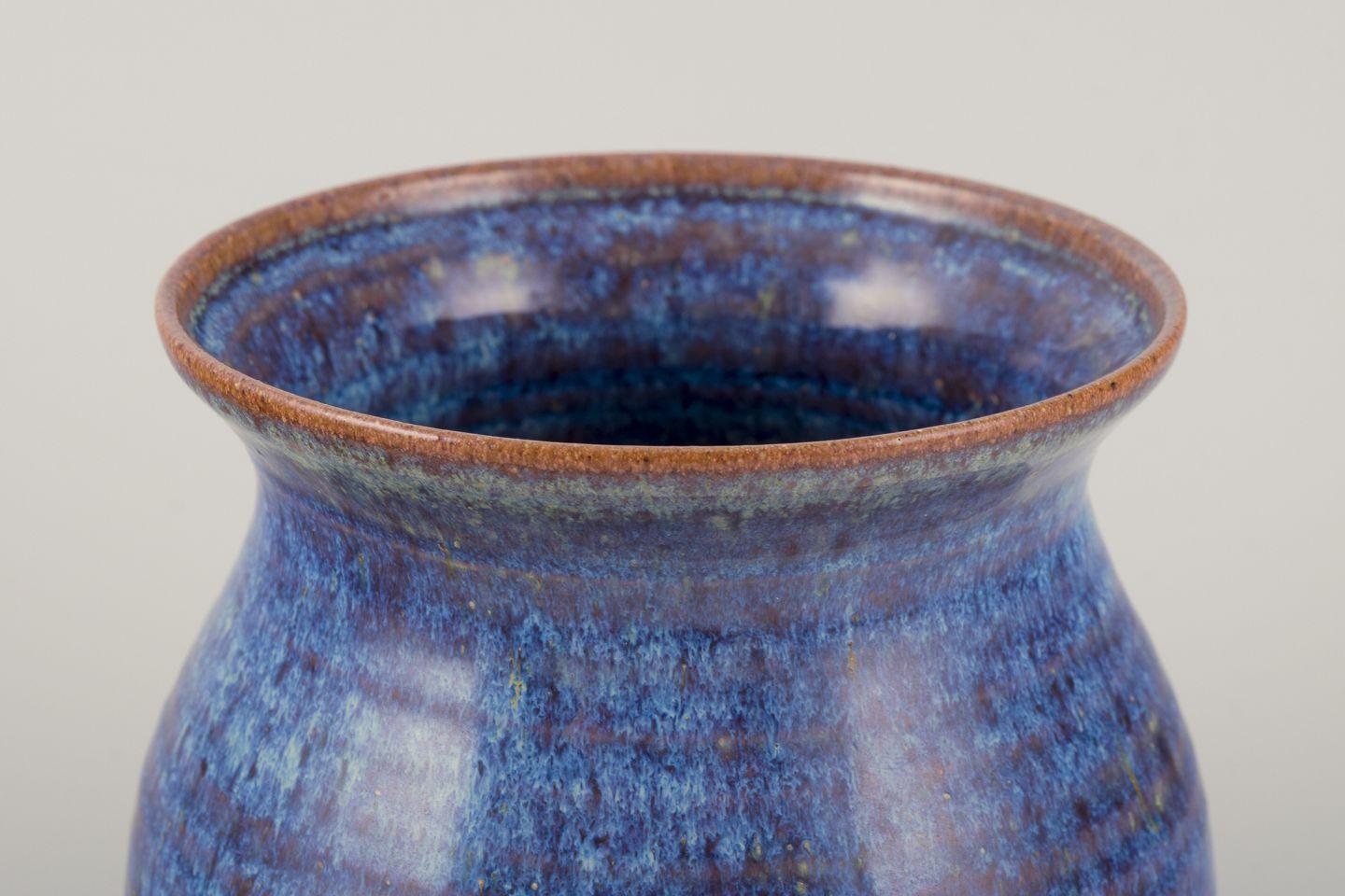 Suédois Céramiste suédois. Vase en céramique à glaçure flottante dans les tons bleus. Années 1970/80 en vente