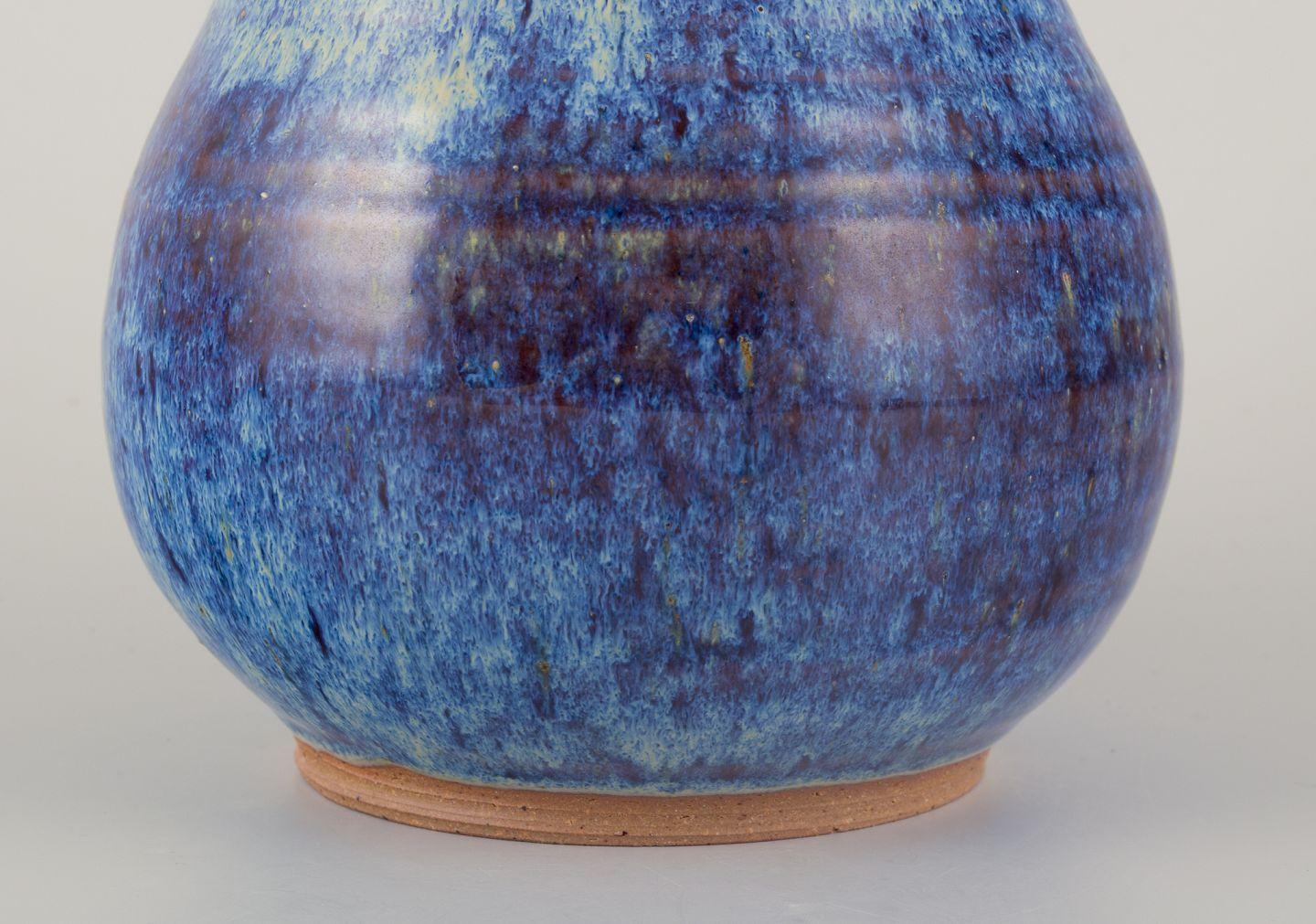 Vernissé Céramiste suédois. Vase en céramique à glaçure flottante dans les tons bleus. Années 1970/80 en vente