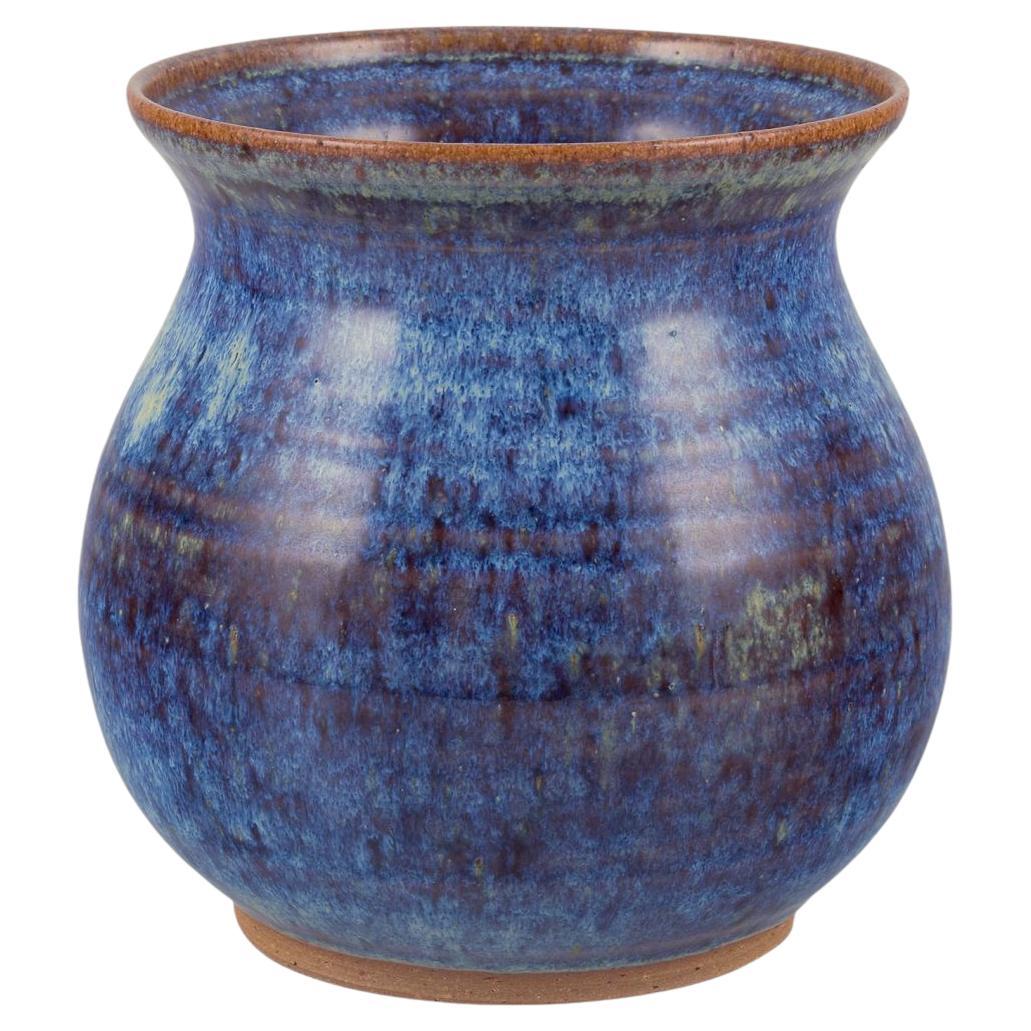 Céramiste suédois. Vase en céramique à glaçure flottante dans les tons bleus. Années 1970/80