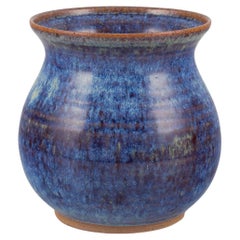 Céramiste suédois. Vase en céramique à glaçure flottante dans les tons bleus. Années 1970/80