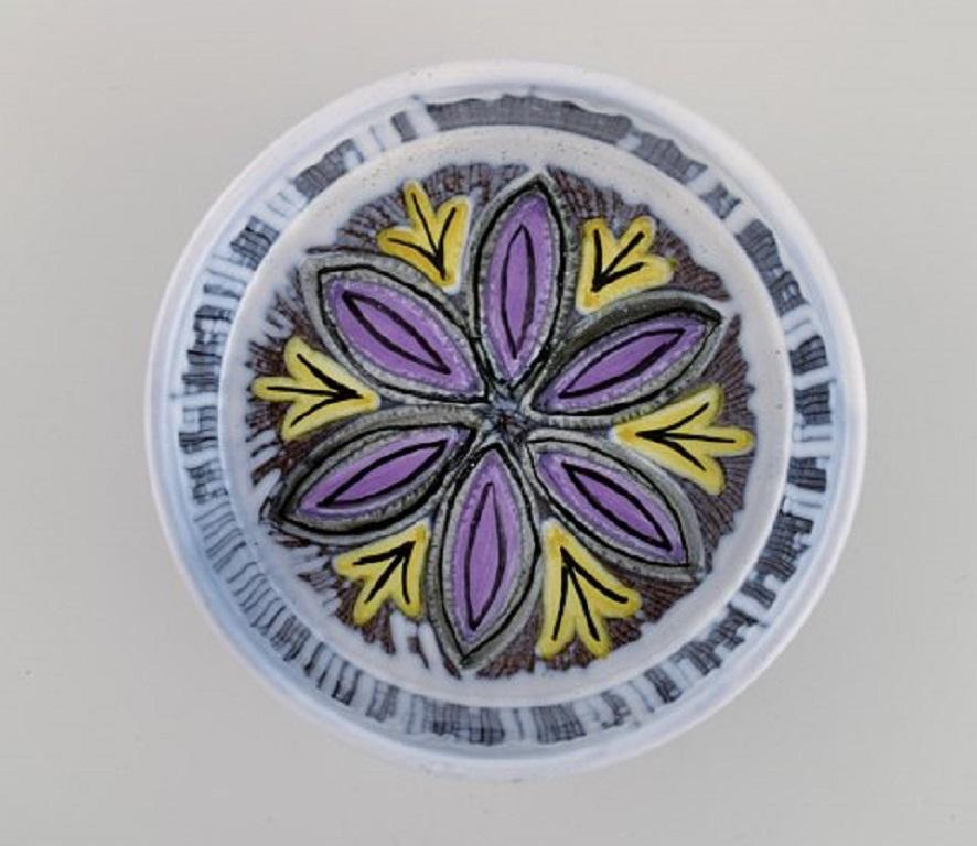 Swedish ceramicist. Compote in glazed ceramics with hand-painted flower decoration, 1960s.
Measures: 16 x 7 cm.
In excellent condition.
Stamped.