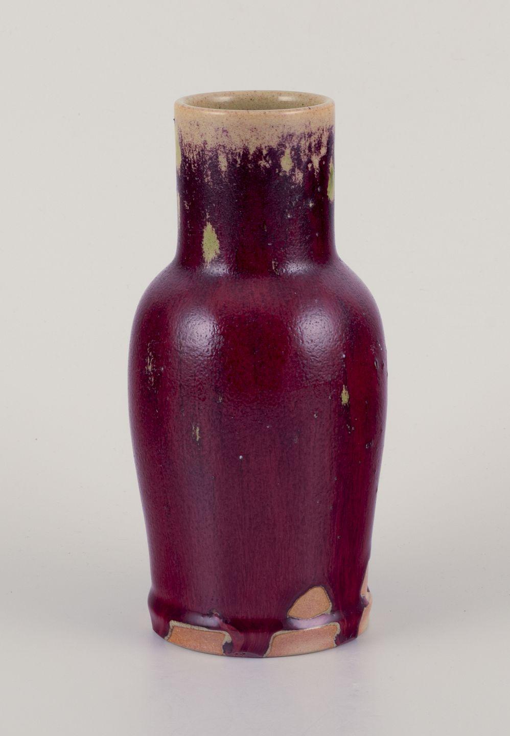 Suédois Céramiste suédois. Vase en céramique unique. Glace flottante dans les tons violets. en vente