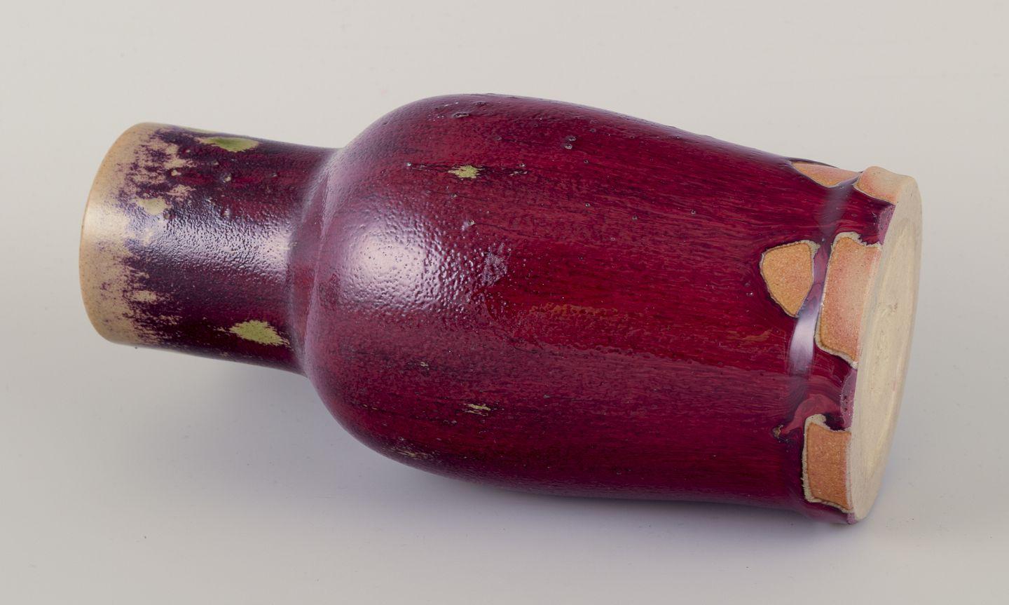 Fin du 20e siècle Céramiste suédois. Vase en céramique unique. Glace flottante dans les tons violets. en vente