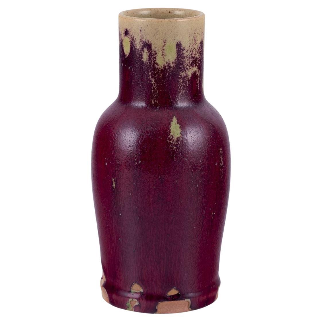 Céramiste suédois. Vase en céramique unique. Glace flottante dans les tons violets. en vente