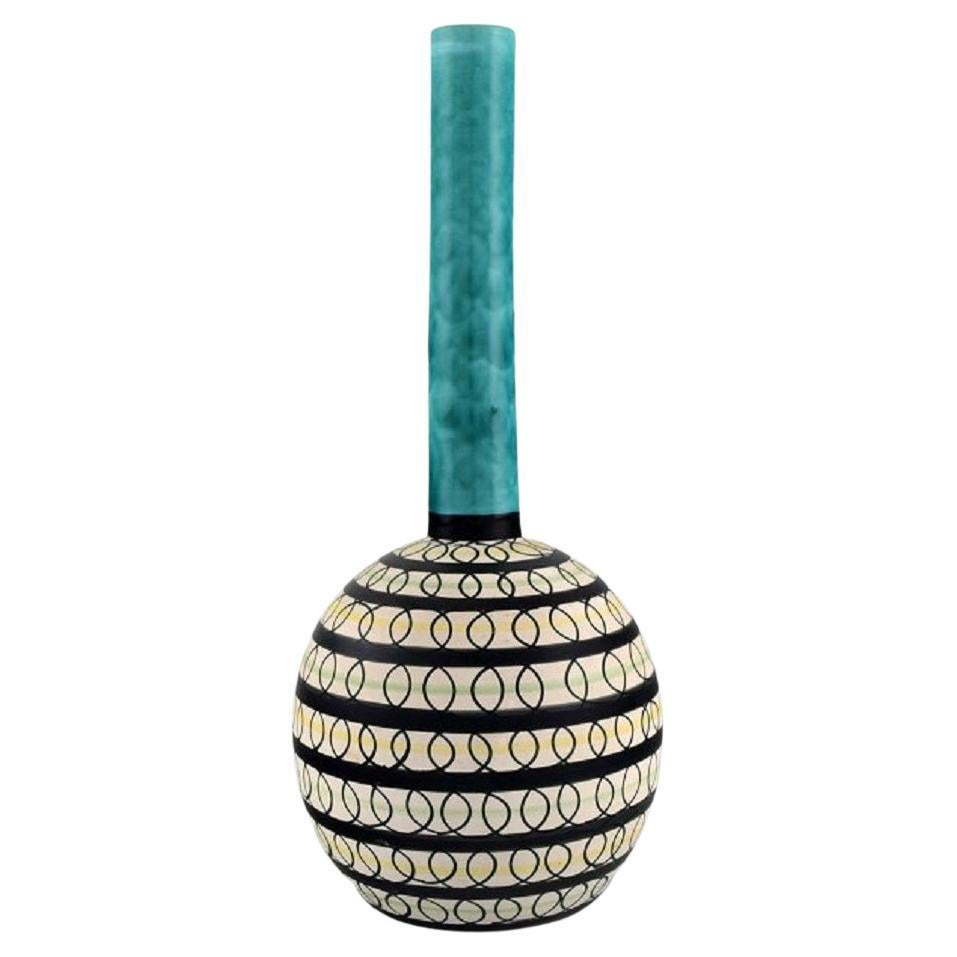 Céramiste suédois, vase unique en grès émaillé, décoration colorée