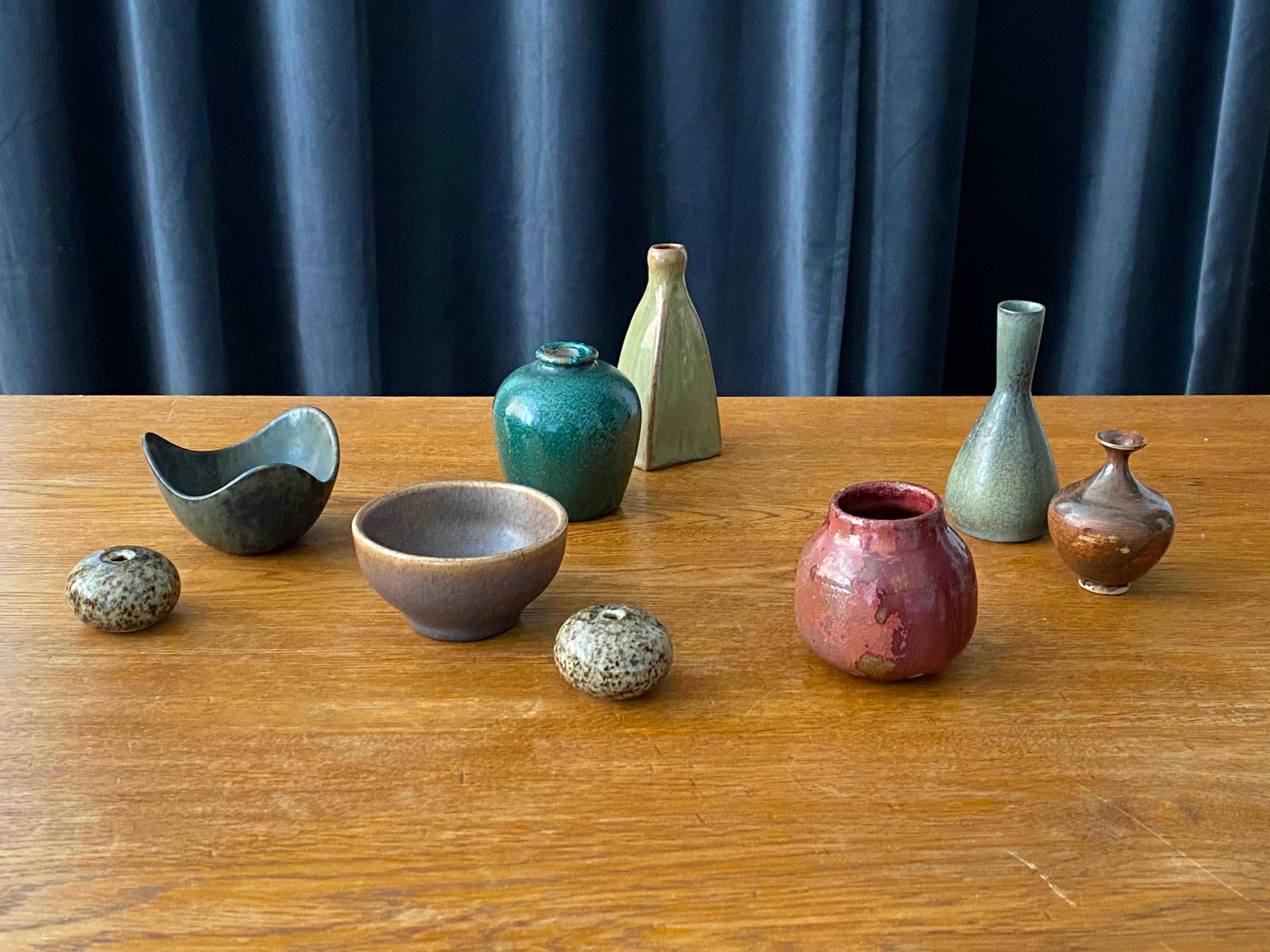 A collection of 9 small and delicate vases. Among others by one by Carl-Harry Stålhane and one by Gunnar Nylund, both factory firsts for Rörstrands. Other signed by less well-known creators, some unsigned. One bears paper label. Colors ranging from