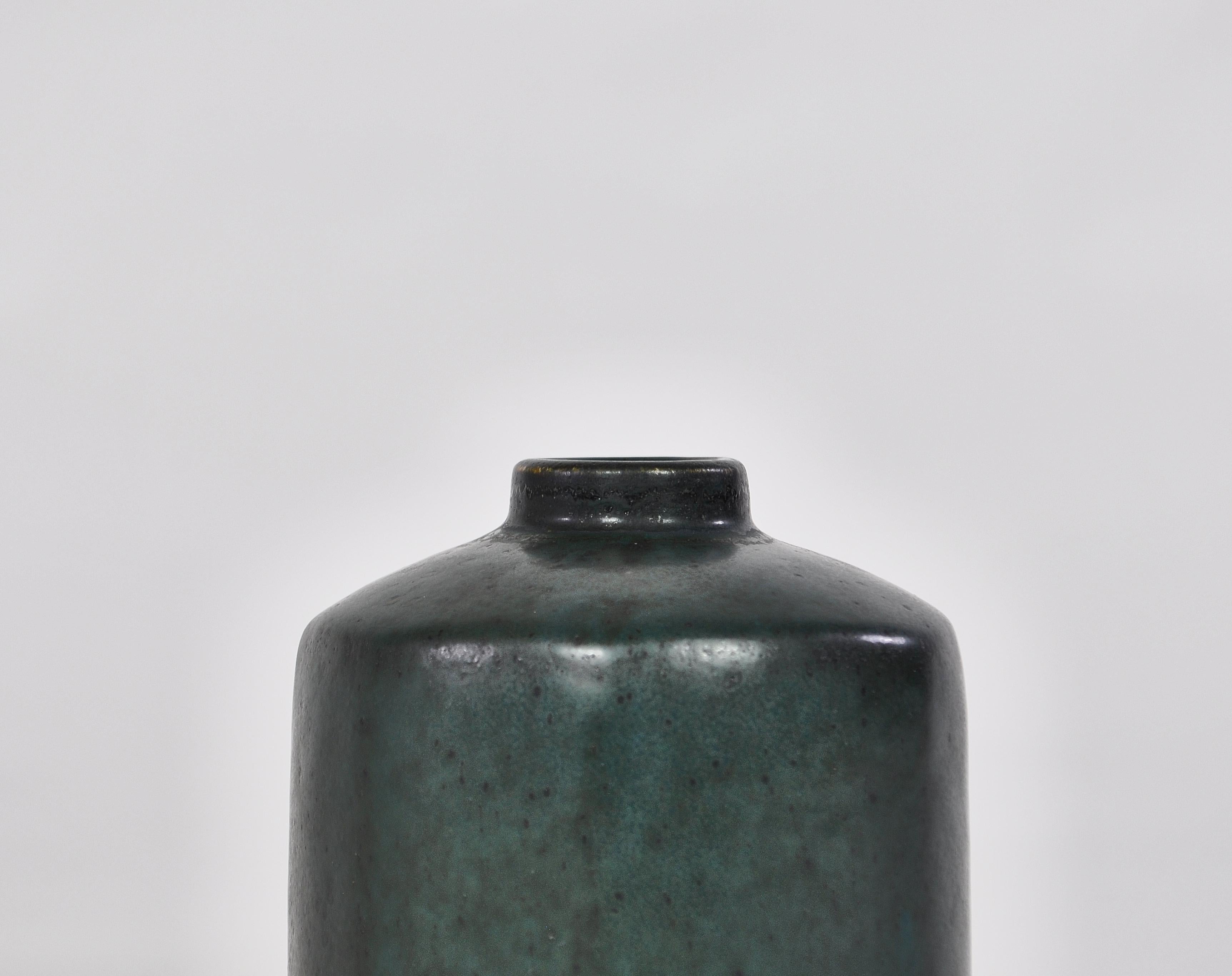 Scandinavian Modern stoneware vase with mottled dark green glaze by Carl-Harry Staalhane for Rörstrand, Sweden in the 1960s. Factory first and mint condition.