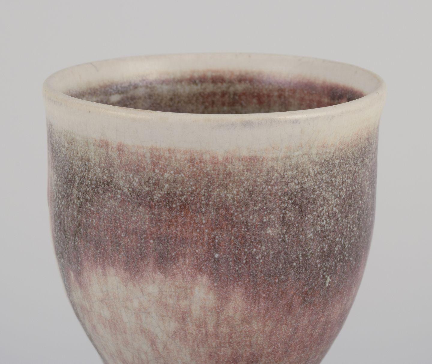 Schwedischer Keramiker. Keramikbecher mit Glasur in hellen Tönen. Spätes 20. Jh. (Glasiert) im Angebot