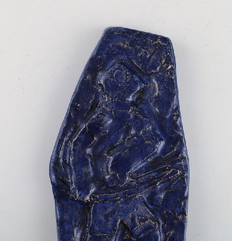 Céramiste suédois. Plaque murale unique en grès émaillé. Glace bleue avec motif de chasseur, années 1960.
Mesures : 25.5 x 12 cm.
En très bon état.
Signé.