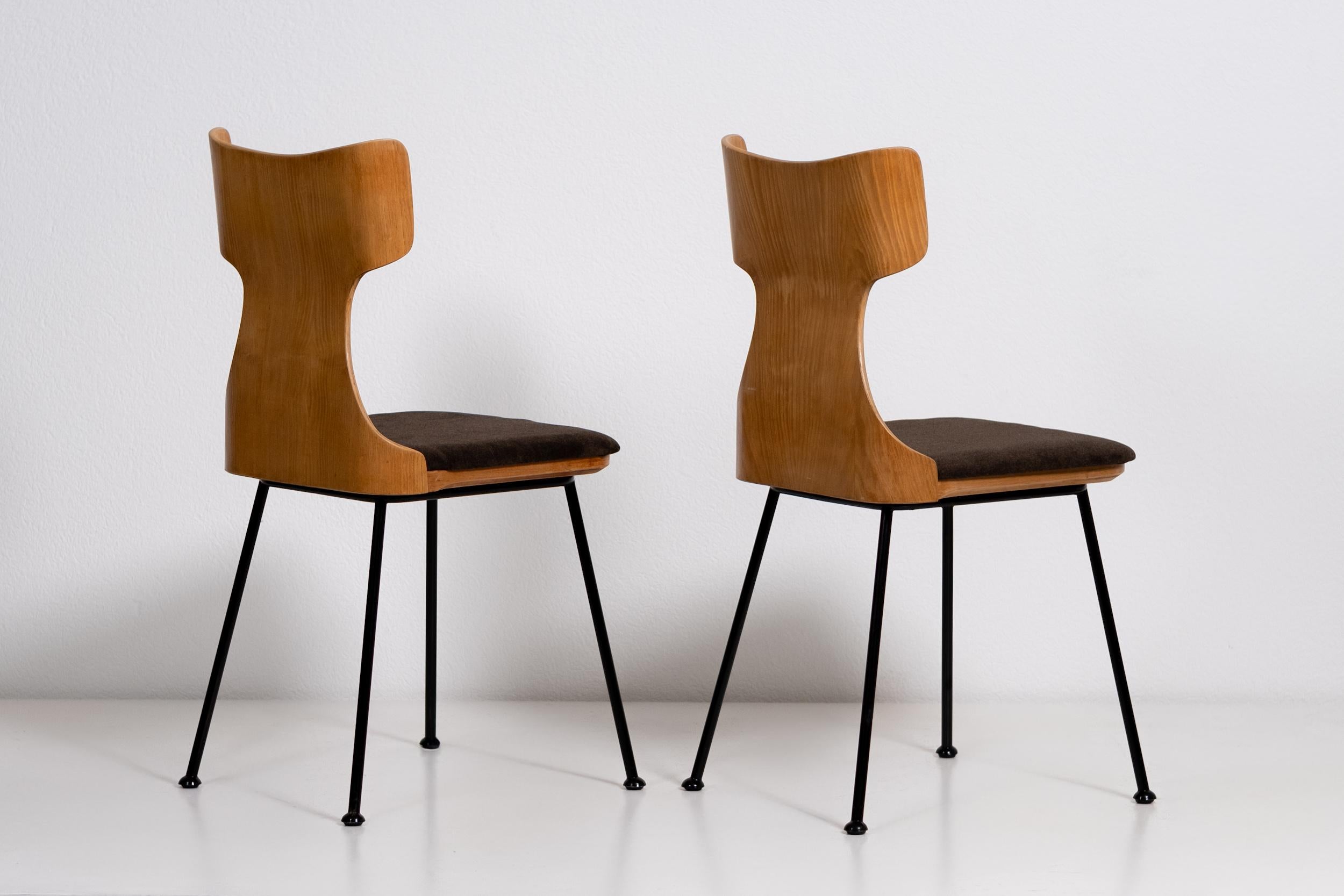 Questo elegante set di sei sedie svedesi degli anni '60 cattura l'essenza del design The Modern Scandinavian: funzionale, sobrio e di ottima fattura. Ogni sedia presenta uno schienale e una seduta in legno curvato, sostenuti da sottili gambe in