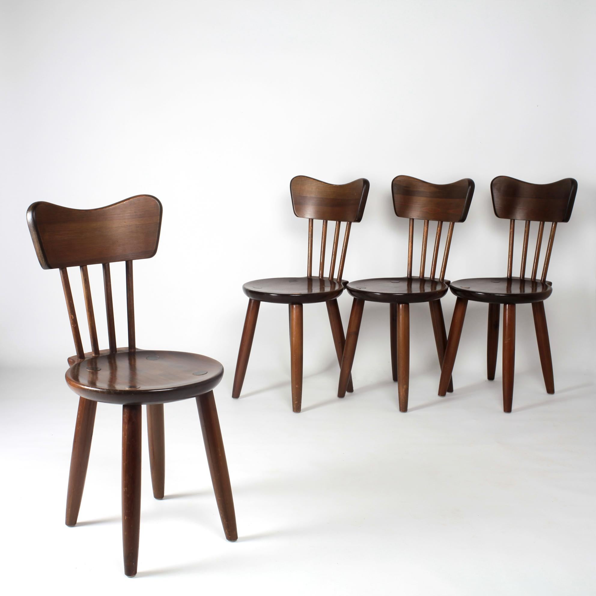 Set of 4 stained pine wood dining chairs by Torsten Claeson for Steneby Hemslöjdsförening, 1930, Sweden.
Original nice patina.