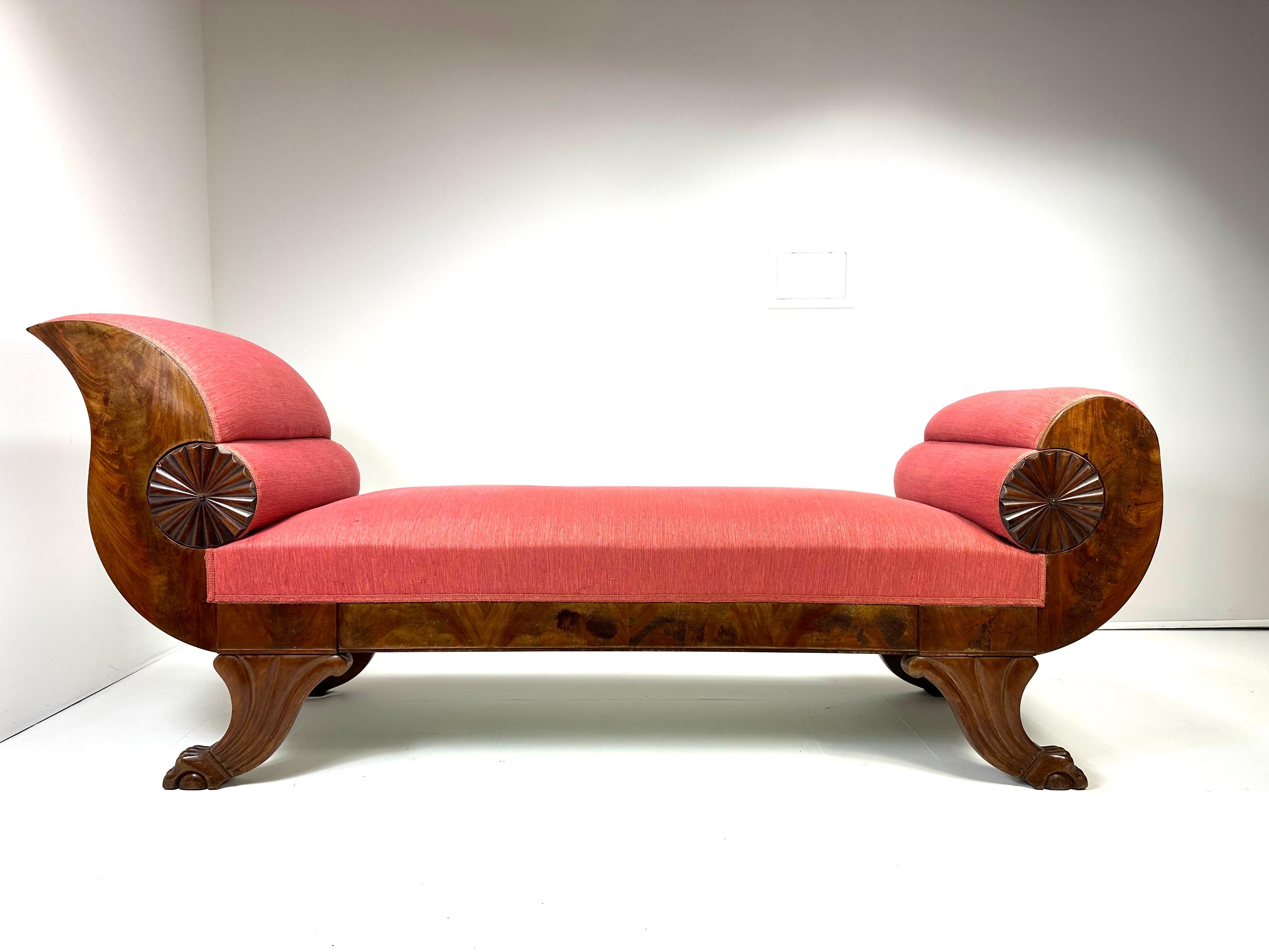 Chaise longue suédoise, vers 1900. Bois teinté. Pieds en sabre et détails de la mitre sculptés.