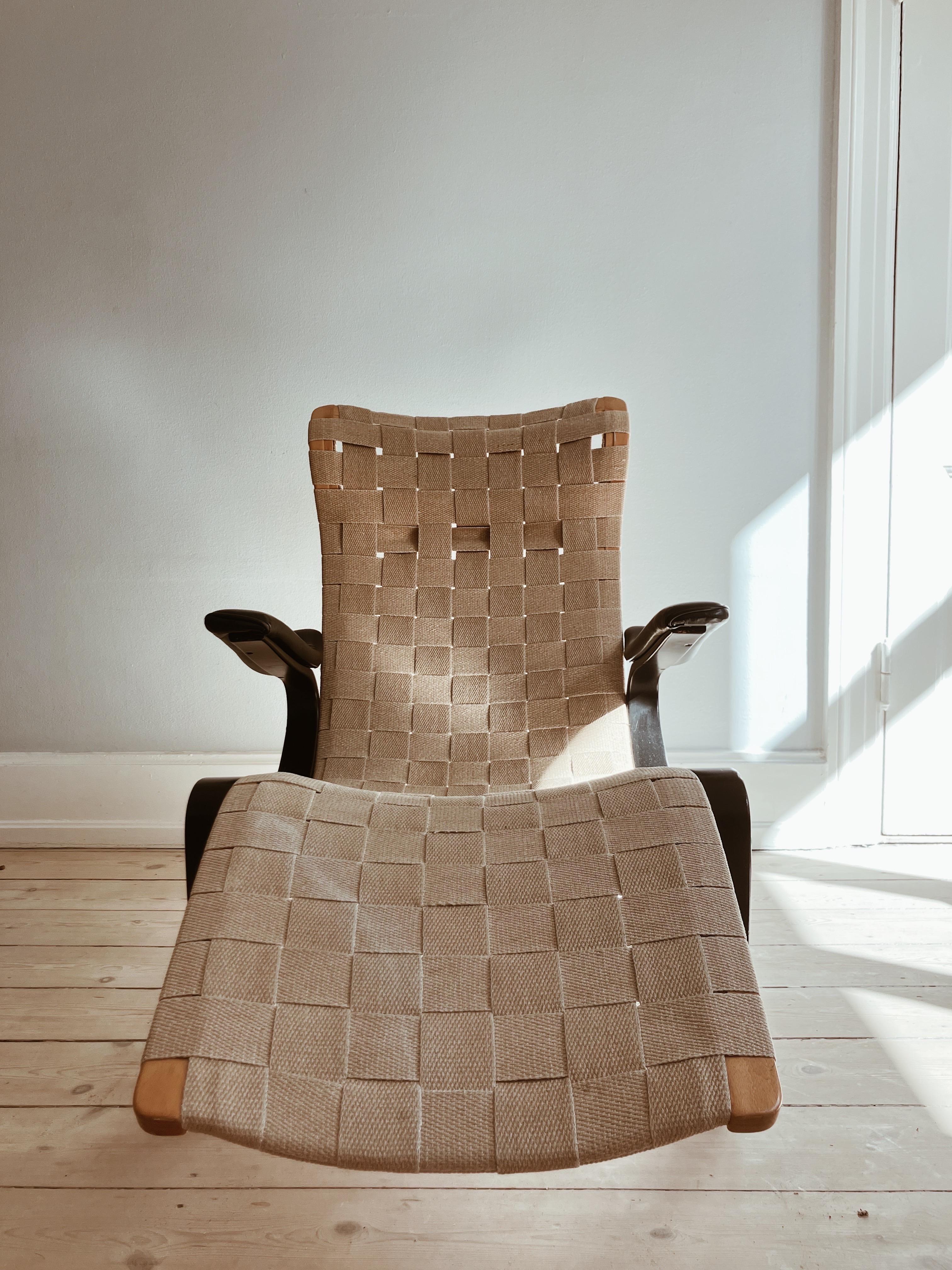 Woven Swedish chaiselong / daybed in linen webbing by Gustav Axel Berg
