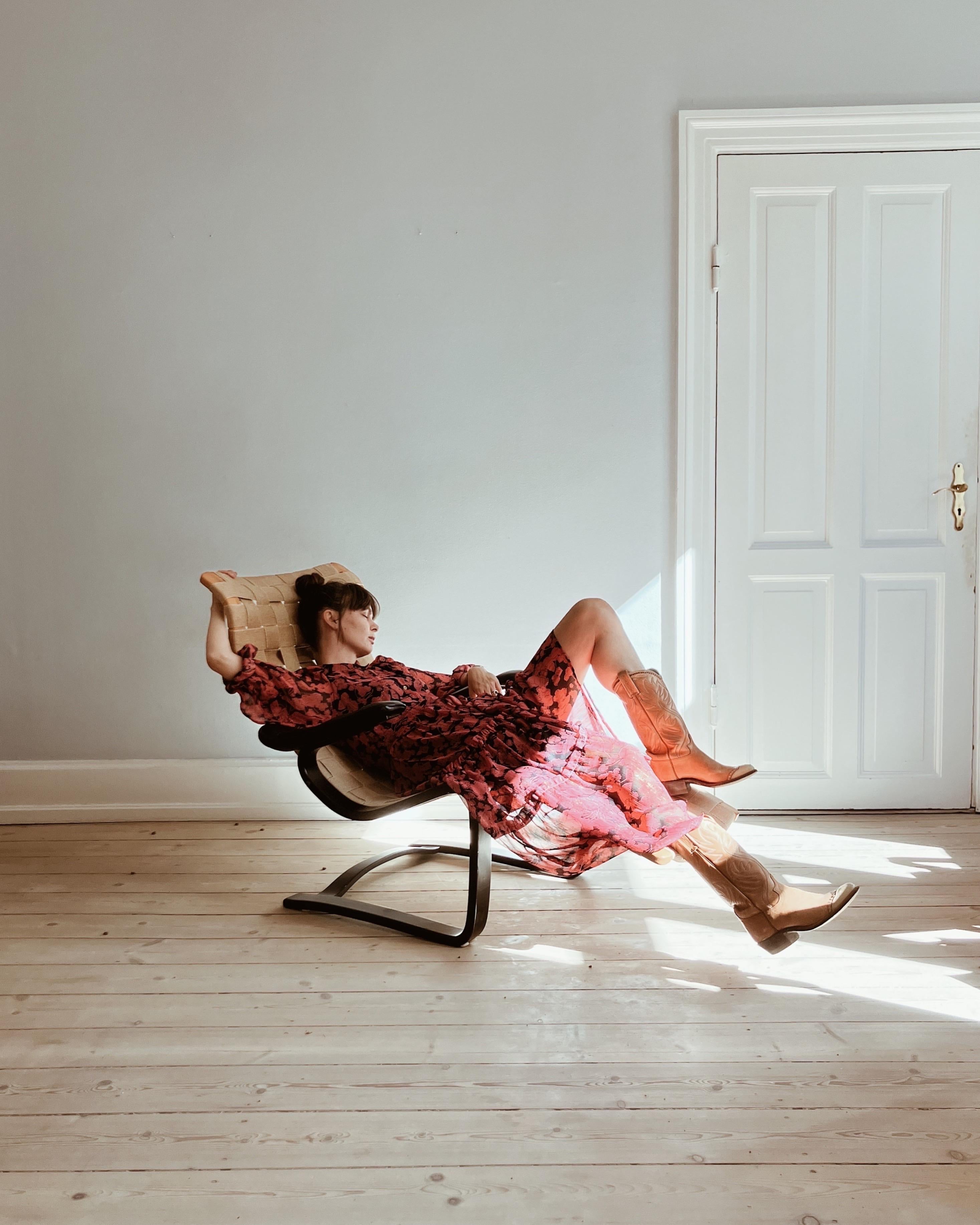 Swedish chaiselong / daybed in linen webbing by Gustav Axel Berg In Good Condition In Copenhagen, DK