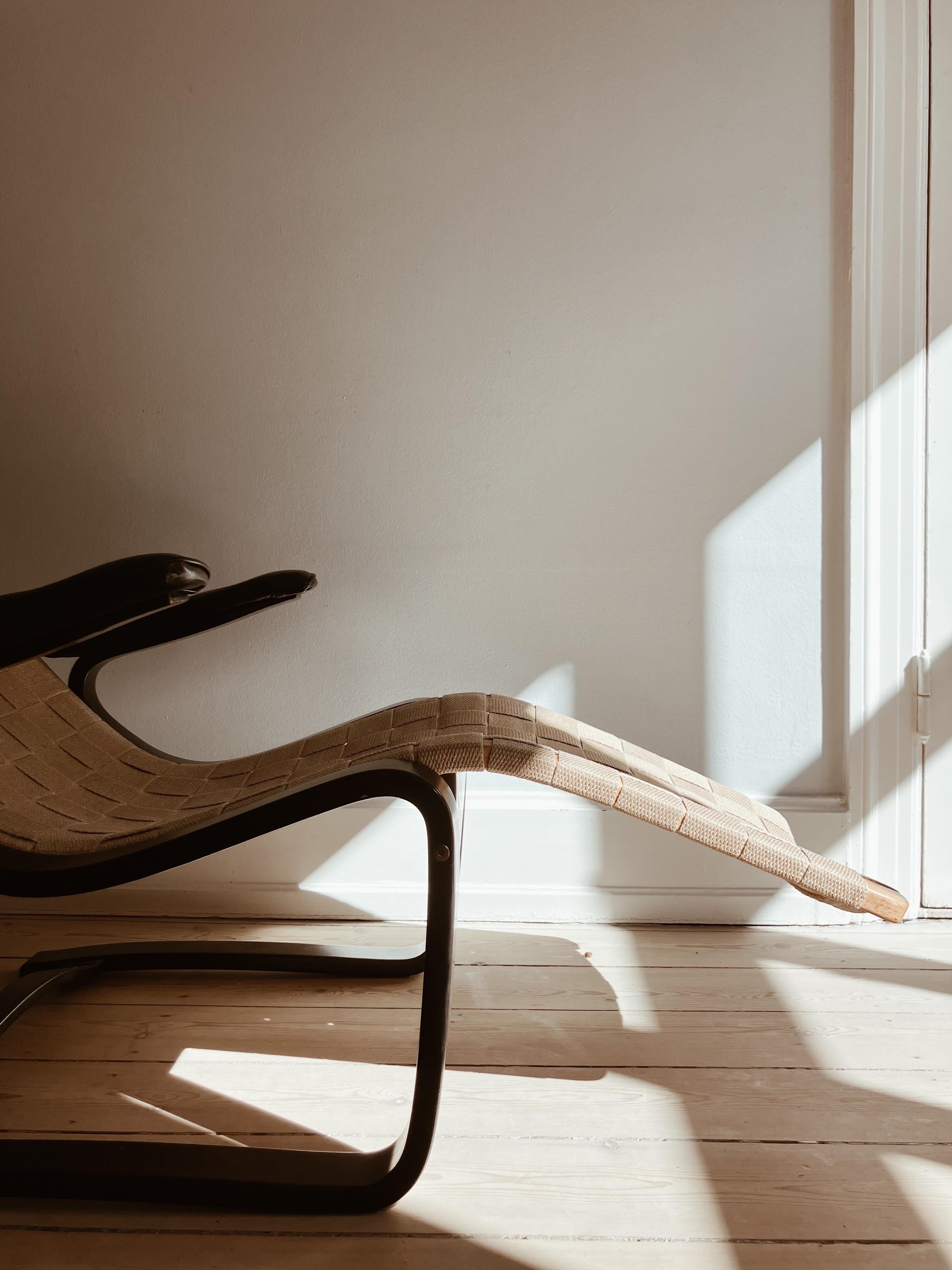 Late 20th Century Swedish chaiselong / daybed in linen webbing by Gustav Axel Berg