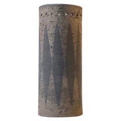 Schwedische schwedische Chamotte-Vase mit Pfeilen von Valeria G. Trnberg für Elbogen