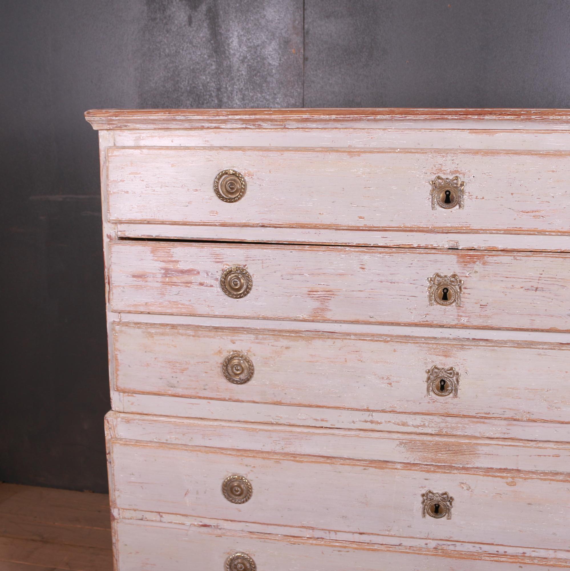 Stunning 18th century original painted Swedish chest on chest, 1790.

Dimensions:
48 inches (122 cms) wide
22 inches (56 cms) deep
46 inches (117 cms) high.