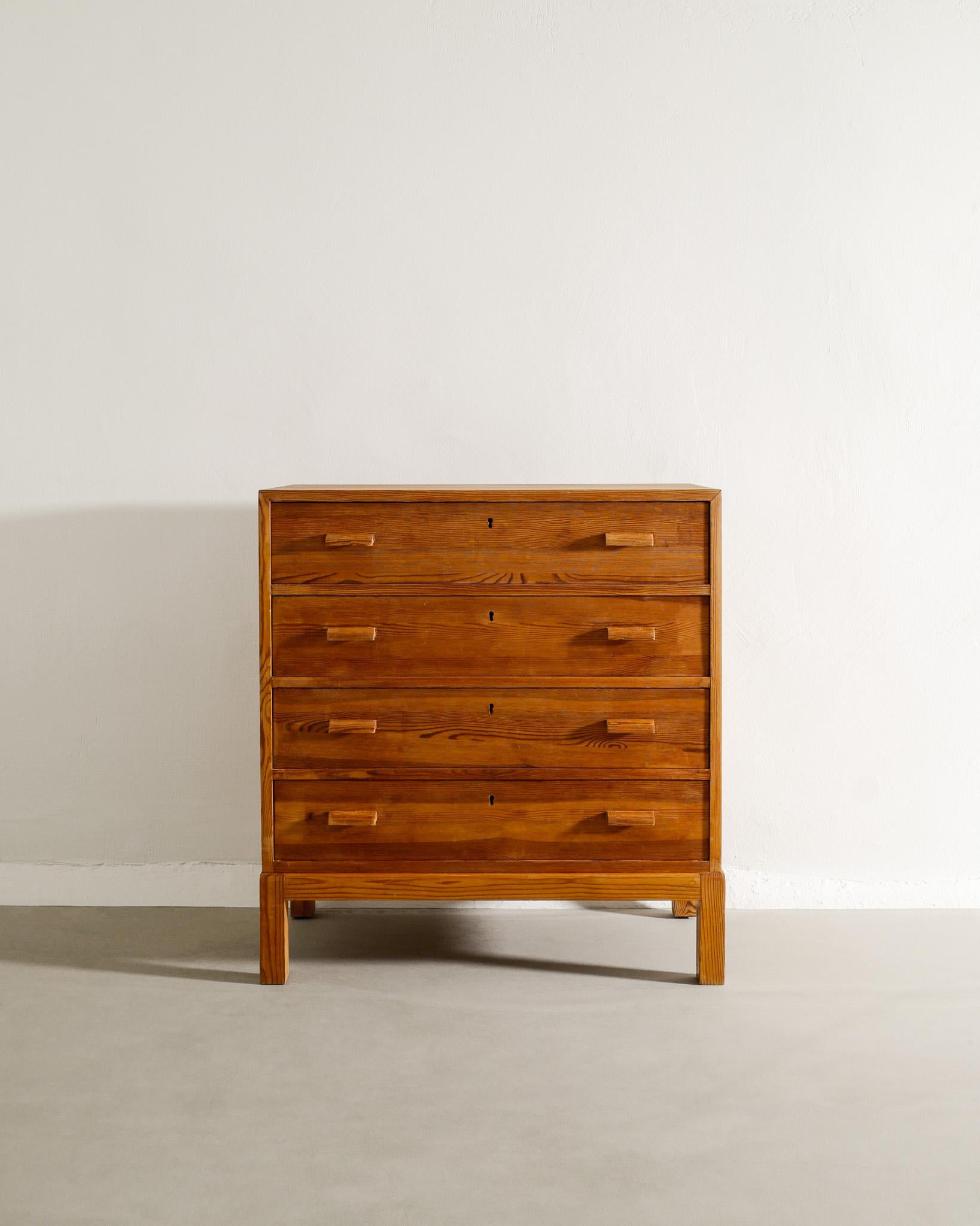 Very rare wooden chest of drawers in pine very similar to Axel Einar Hjorth produced in Sweden 1930s. In good original condition. 

Dimensions: H: 86 cm / 33.85